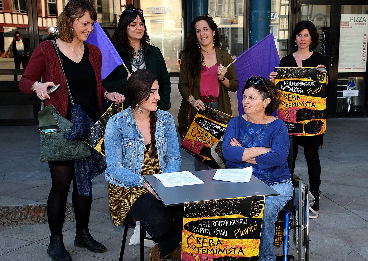 Mugimendu feministaren agerraldia, atzo, Baionan. BOB EDME. Mugimendu feministaren agerraldia, atzo, Baionan. BOB EDME.