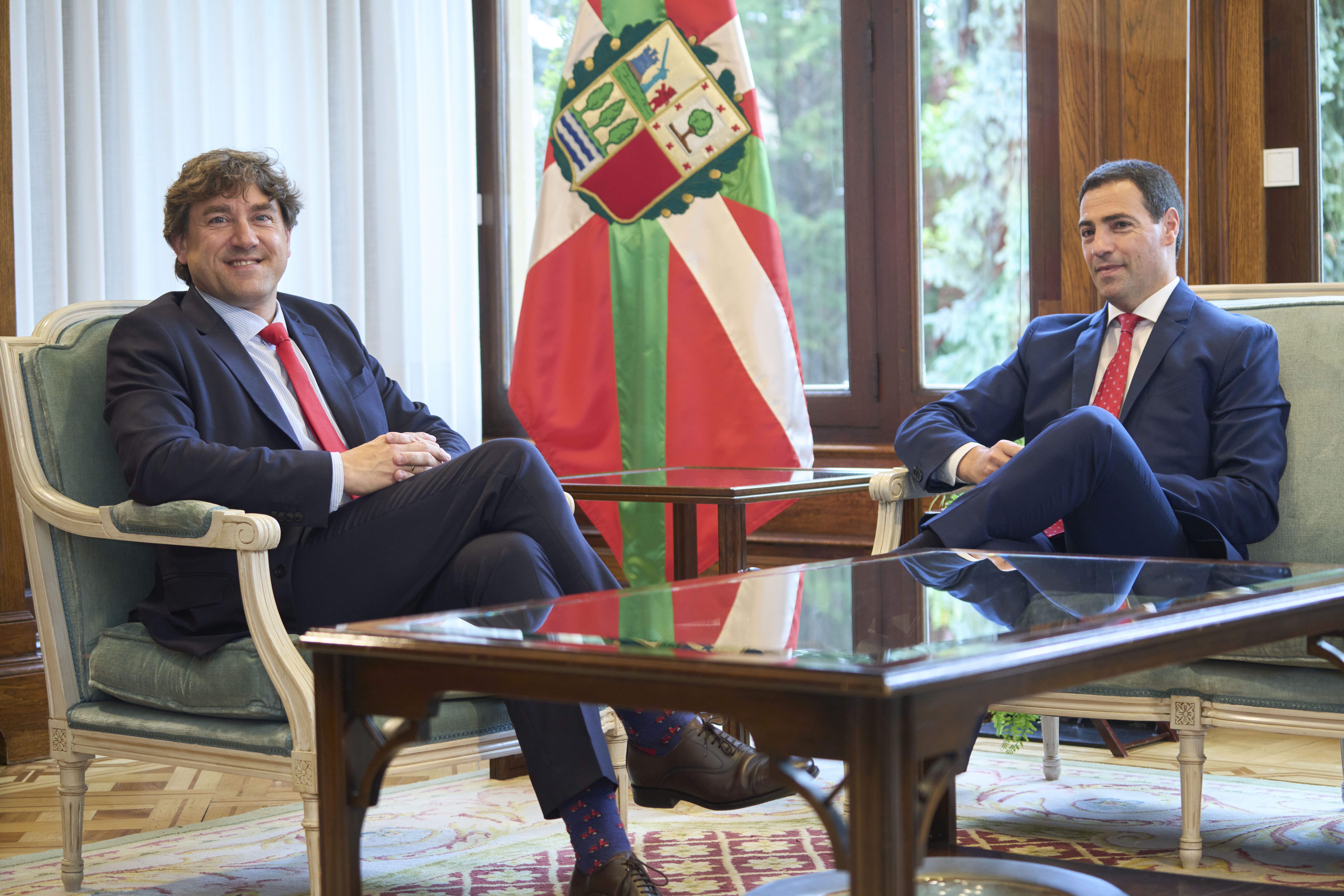 Eneko Andueza eta Imanol Pradales, gaur. ADRIAN RUIZ HIERRO / EFE