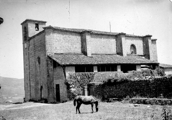 Larraulgo San Esteban eliza, 1942an. Hilerria gaur egun plaza dagoen tokian zegoen. INDALECIO OJANGUREN / GURE GIPUZKOA