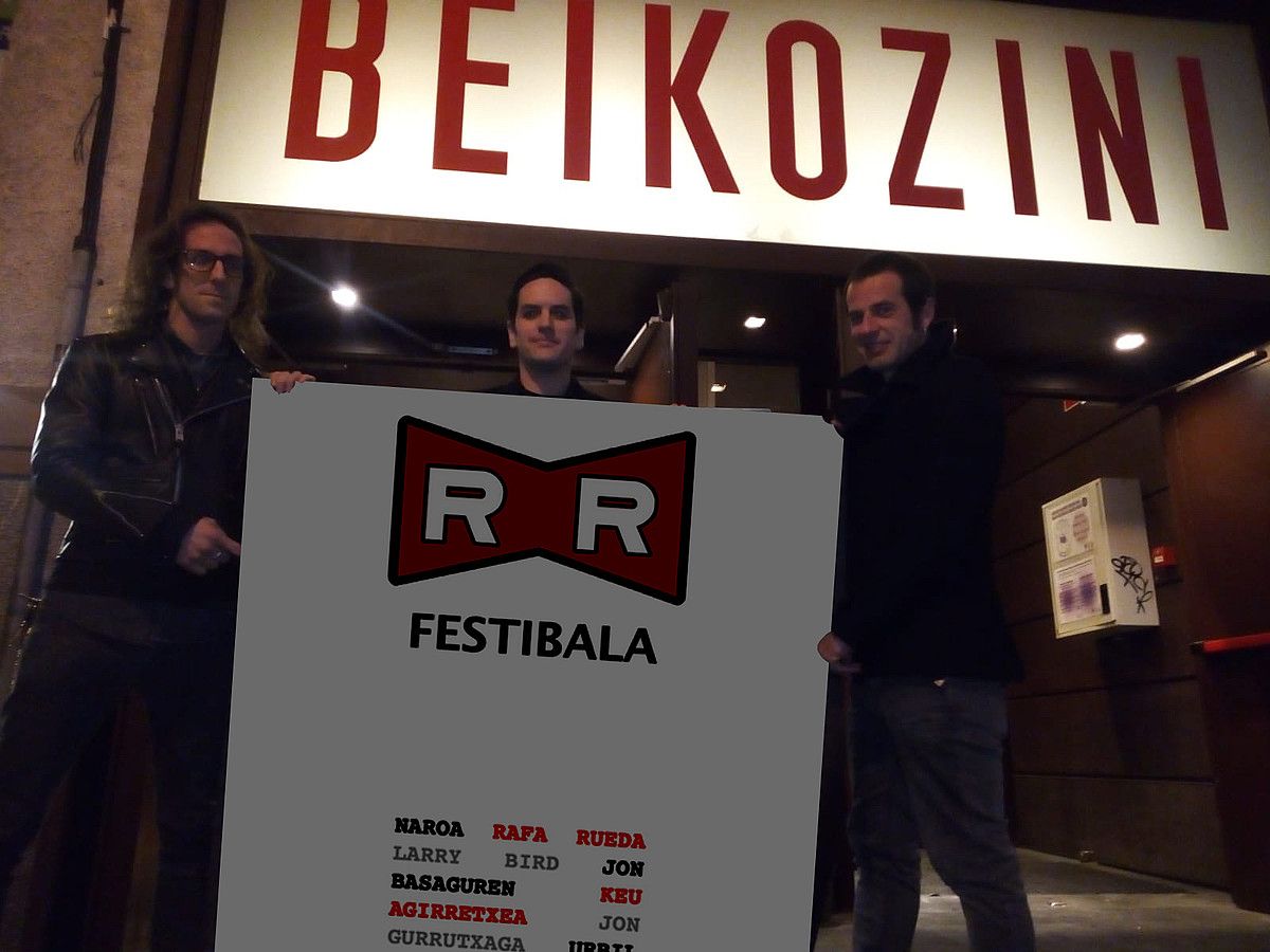 Ezker-eskuin, Joseba Baleztena Lenoir, Jon Basaguren eta Aiert Goenaga, Ondarroako Beikozinin. REDSTONE REPLAY.