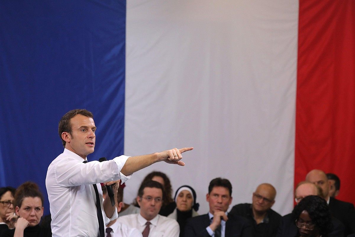 Emmanuel Macron Evry-Courcouronneseko eztabaida batean, Paris inguruan, otsail hasieran. LUDOVIC MARIN / EFE.
