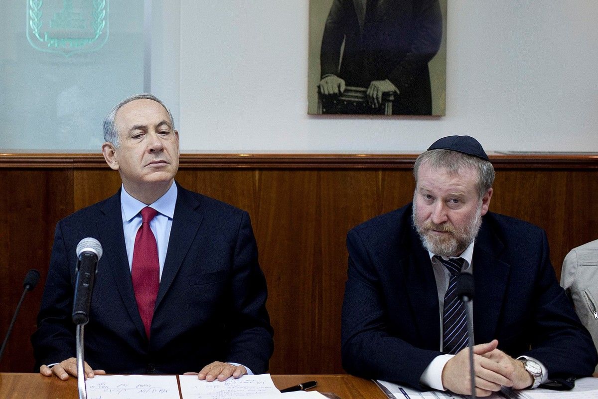 Benjamin Netanyahu lehen ministroa eta Avichai Mandelblit fiskal nagusia, 2013ko agerraldi batean. ABIR SULTAN / EFE.