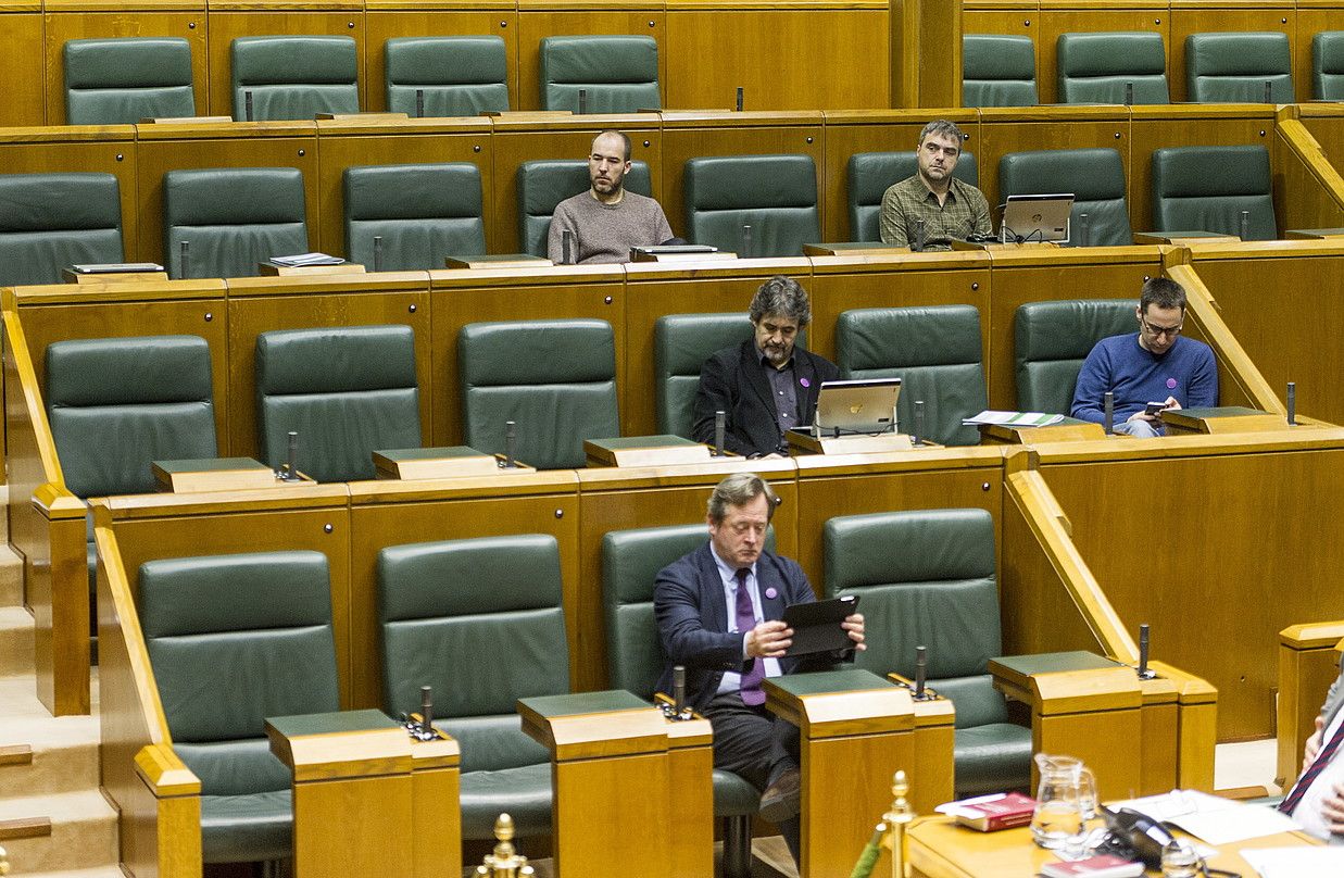 Iazko martxoaren 8an, zenbait emakume politikari ez ziren osoko bilkurara joan. J. RUIZ / FOKU. Iazko martxoaren 8an, zenbait emakume politikari ez ziren osoko bilkurara joan. J. RUIZ / FOKU.
