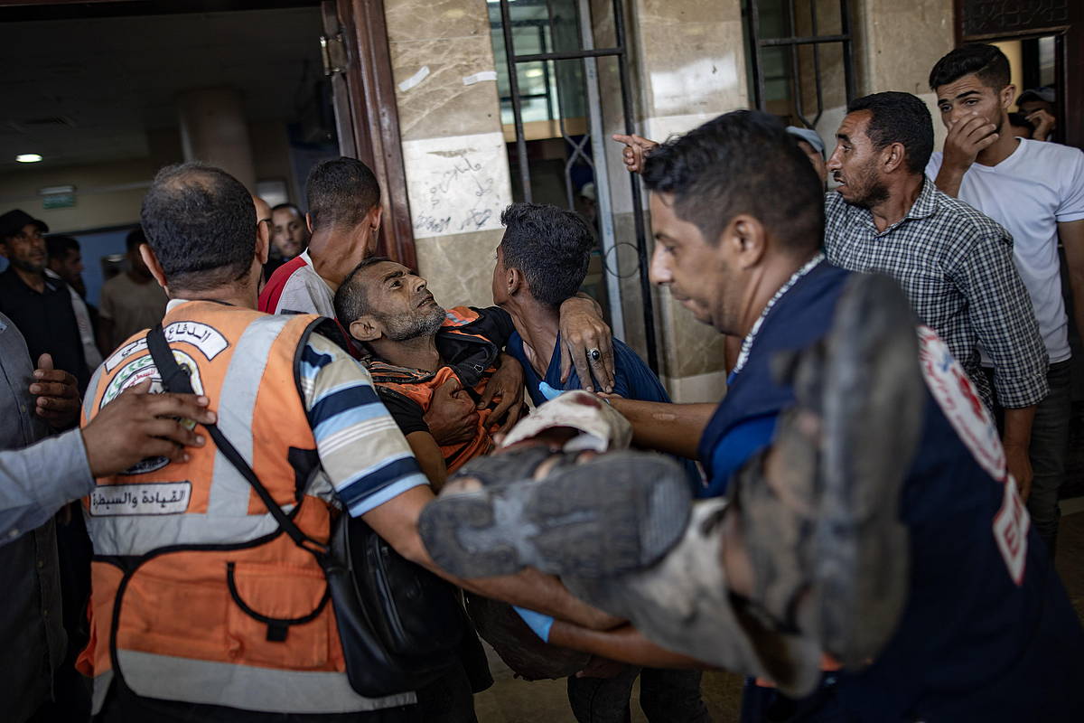 Israelen gaur goizeko bonbardaketak zauritutakoak, Khan Yuniseko Naser osasun zentrora iristen