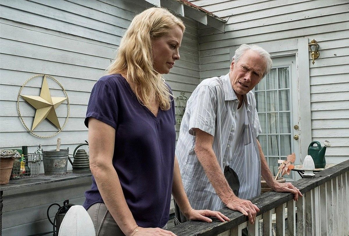 Alison Eastwood eta Clint Eastwood, filmeko irudi batean. BERRIA. Alison Eastwood eta Clint Eastwood, filmeko irudi batean. BERRIA.