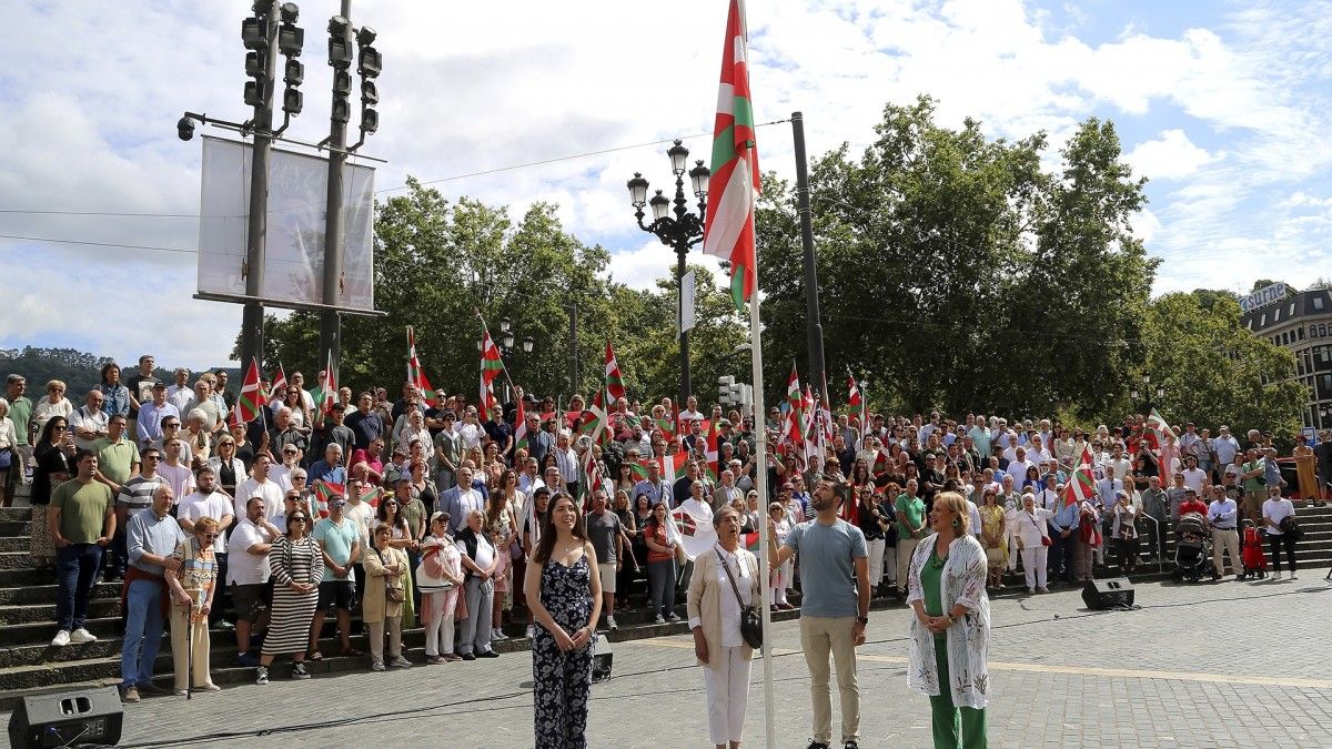 EAJko kideak ikurrina altxatzen, gaur, Bilbon. EAJ