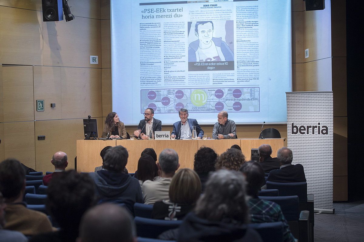 Herritarren eskura. Koldo Mitxelena Kulturuneko aretoa dozenaka herritarrez bete zen. JUAN CARLOS RUIZ / @FOKU.