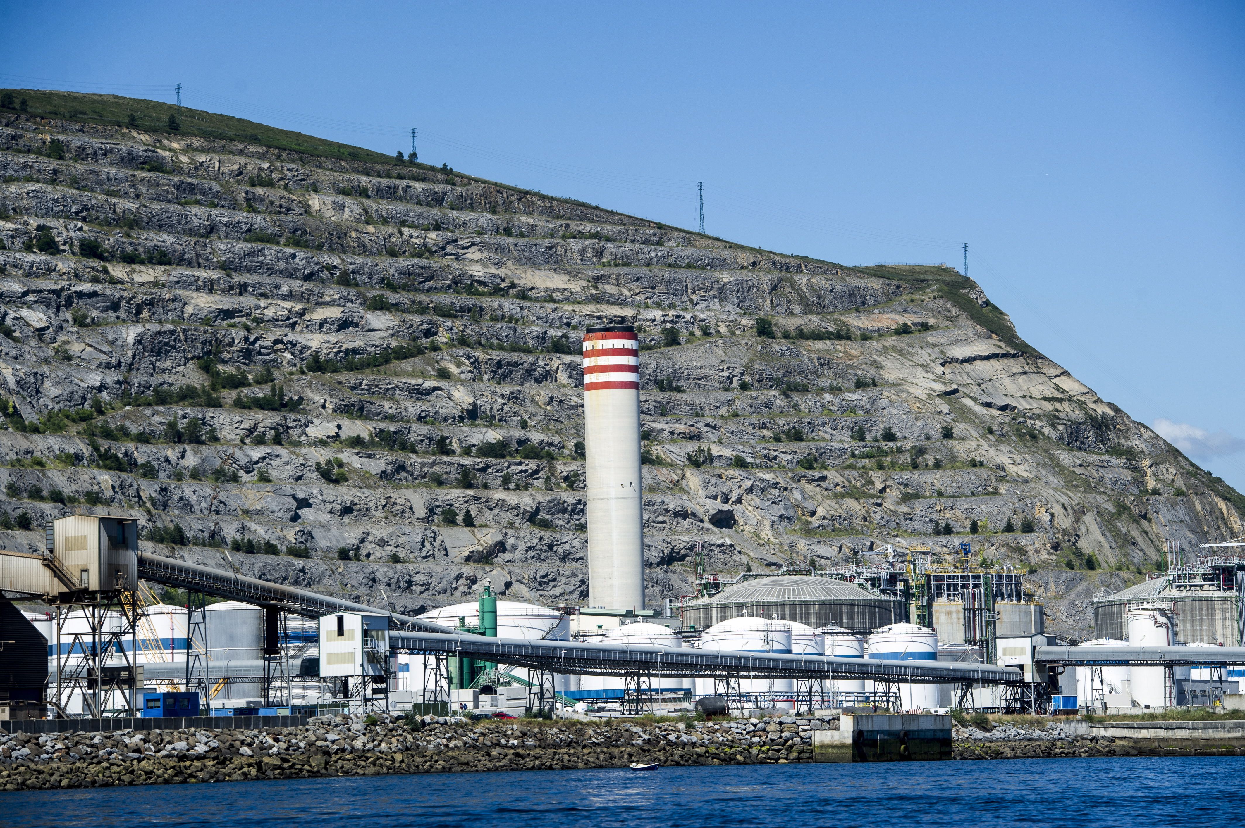 Bahia de Bizkaia enpresaren gas biltegiak eta ziklo konbinatuko zentrala. MARISOL RAMIREZ / FOKU
