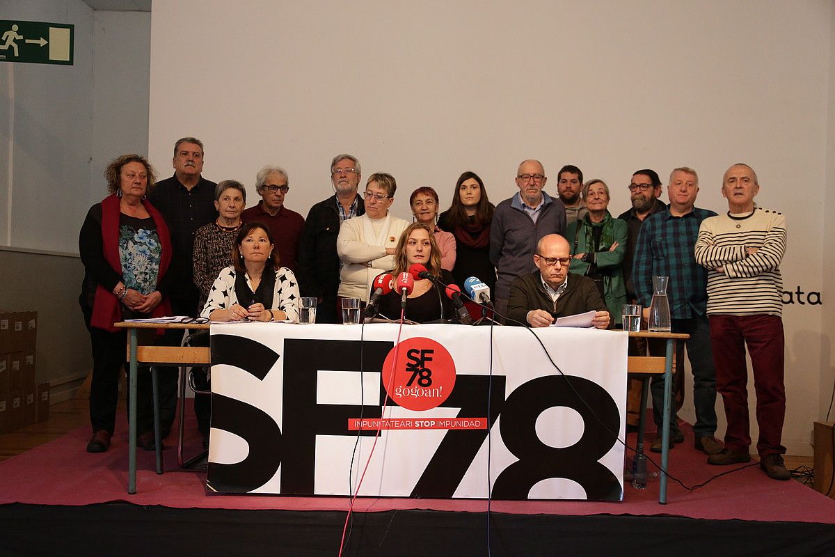 Mahaian Lourdes Etxeberria, Amaia Kowasch eta Jacinto Lara, atzo, Iruñean, 78ko Sanferminak Gogoan plataformaren agerraldian. ENDIKA PORTILLO / FOKU. Mahaian Lourdes Etxeberria, Amaia Kowasch eta Jacinto Lara, atzo, Iruñean, 78ko Sanferminak Gogoan plataformaren agerraldian. ENDIKA PORTILLO / FOKU.