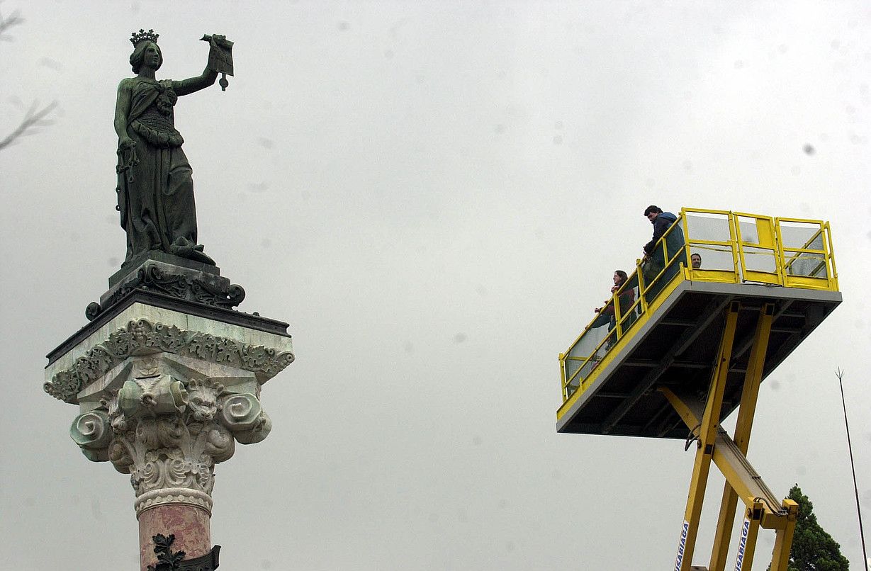 Herritar batzuk —alboko orrian— Nafarroako foruen estatua ikusten, igogailu batetik, 2003. urtean eginiko erakusketa baten harira. LANDER FERNANDEZ DE ARROIABE / FOKU. Herritar batzuk —alboko orrian— Nafarroako foruen estatua ikusten, igogailu batetik, 2003. urtean eginiko erakusketa baten harira. LANDER FERNANDEZ DE ARROIABE / FOKU.