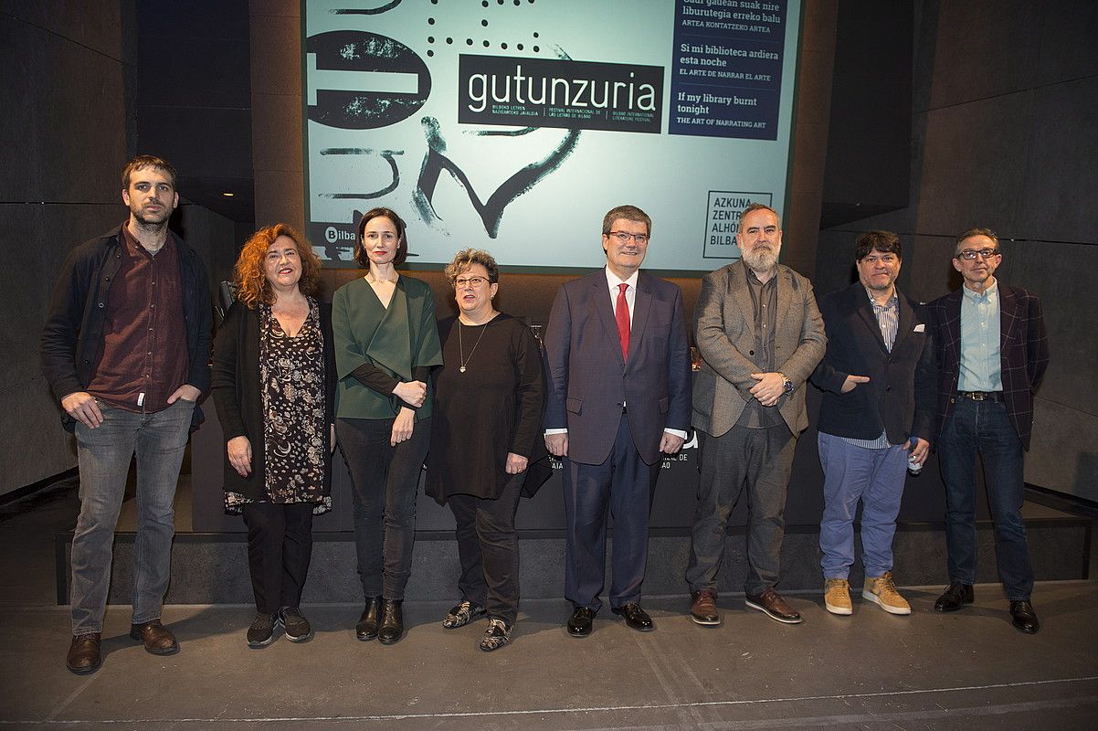 Gutun Zuria jaialdiaren antolatzaileak, atzo, Bilboko Azkuna zentroan egindako aurkezpen ekitaldian. MONIKA DEL VALLE / FOKU. Gutun Zuria jaialdiaren antolatzaileak, atzo, Bilboko Azkuna zentroan egindako aurkezpen ekitaldian. MONIKA DEL VALLE / FOKU.