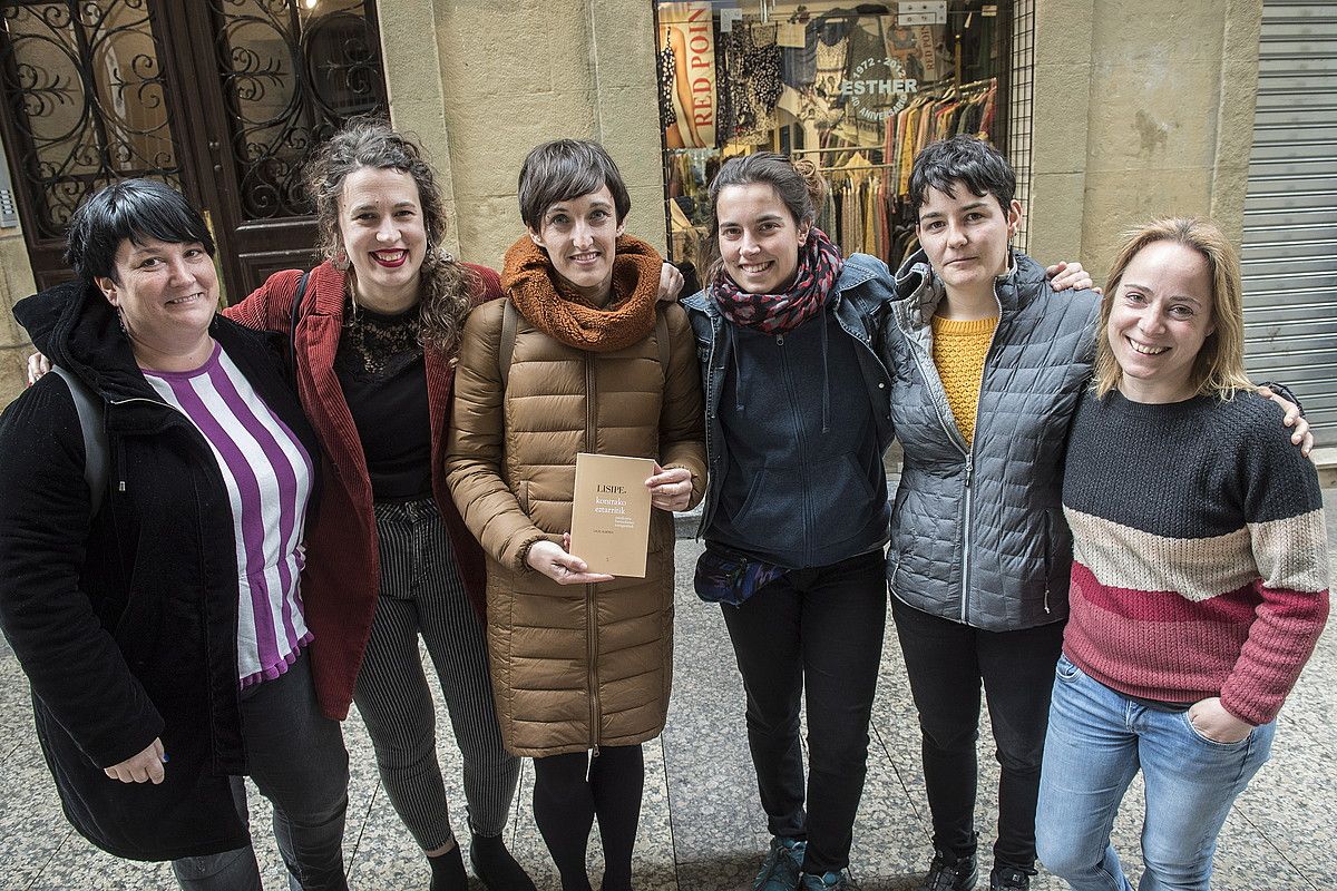 Onintza Enbeita, Ane Labaka, Uxue Alberdi, Maider Arregi, Eli Pagola eta Ainhoa Agirreazaldegi, atzo, Donostian. GORKA RUBIO / FOKU.