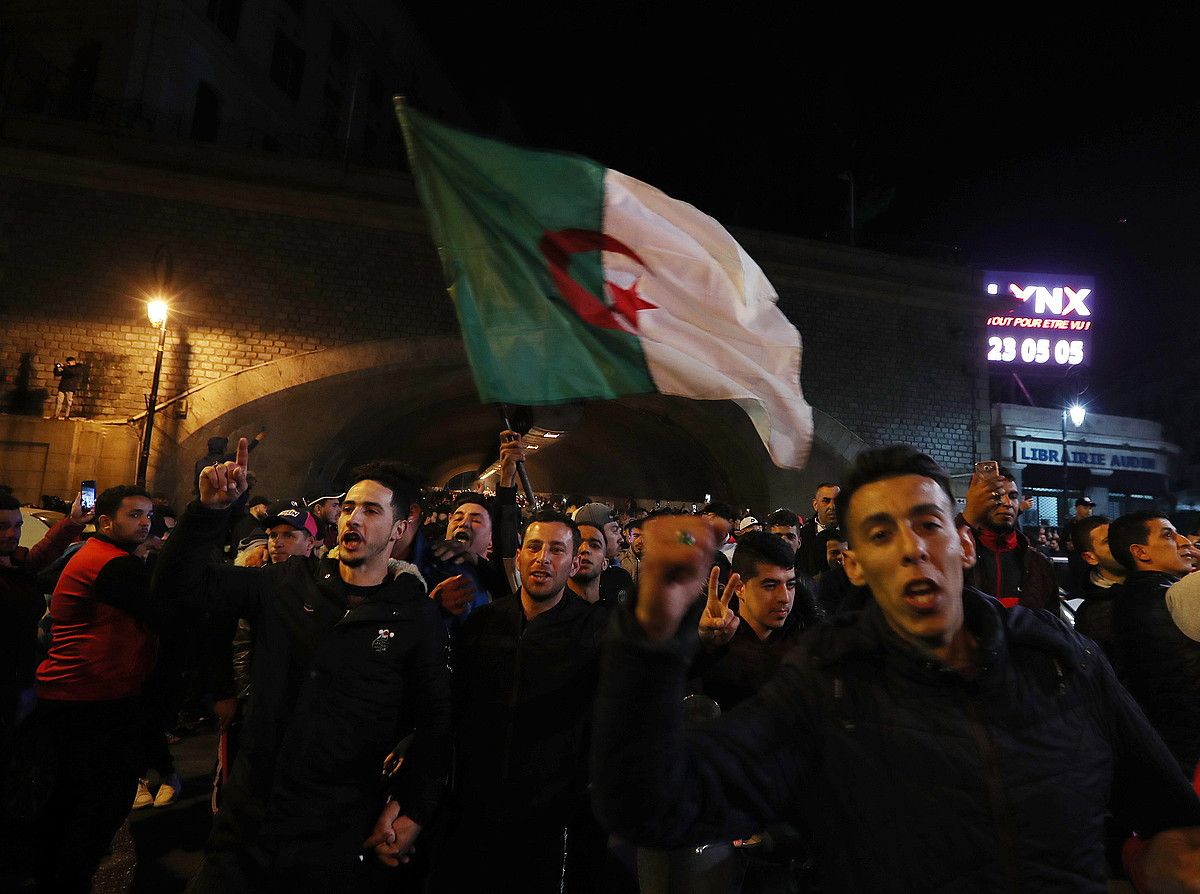 Buteflikaren aurkako protesta bat Argelen, Argeliako hiriburuan. MOHAMED MESSARA / EFE.
