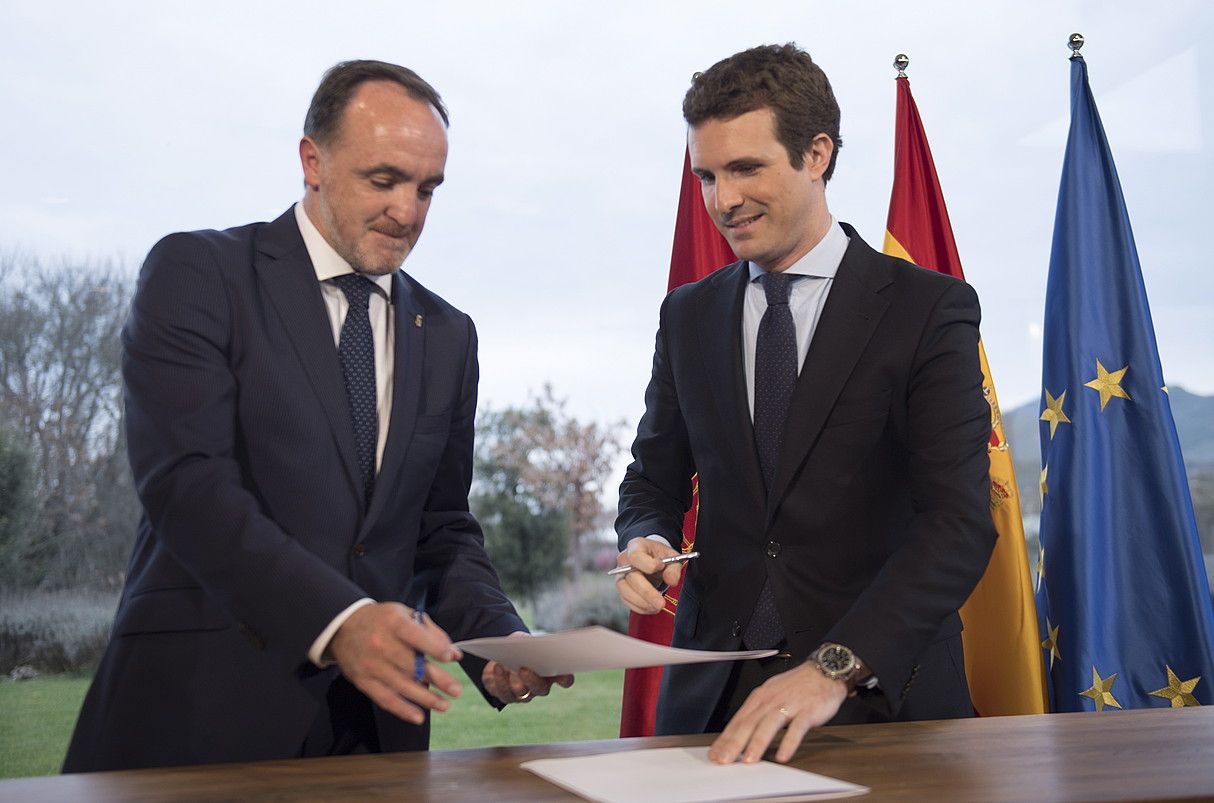 Javier Esparza UPNko presidentea eta Pablo Casado PPko presidentea, atzo, Iruñeko Hotel Alma-Muga de Beloson. JAGOBA MANTEROLA/ FOKU. Javier Esparza UPNko presidentea eta Pablo Casado PPko presidentea, atzo, Iruñeko Hotel Alma-Muga de Beloson. JAGOBA MANTEROLA/ FOKU.