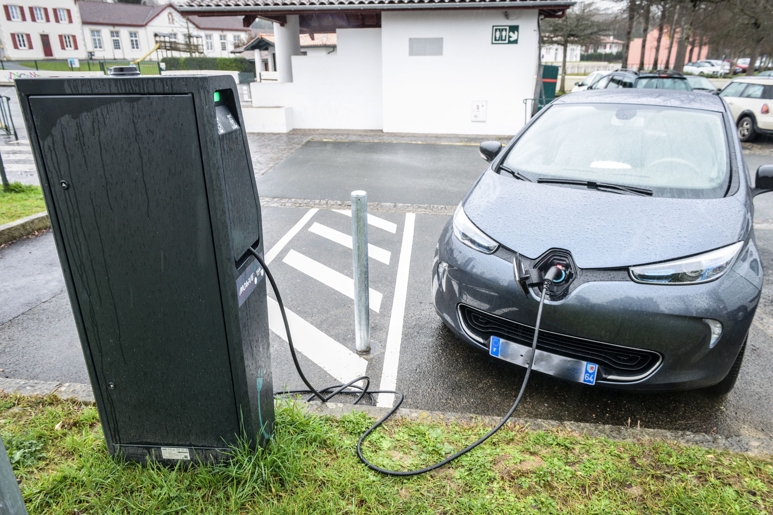Auto elektriko bat kargatzen Uztaritzen, 2018an. ISABELLE MIQUELESTORENA