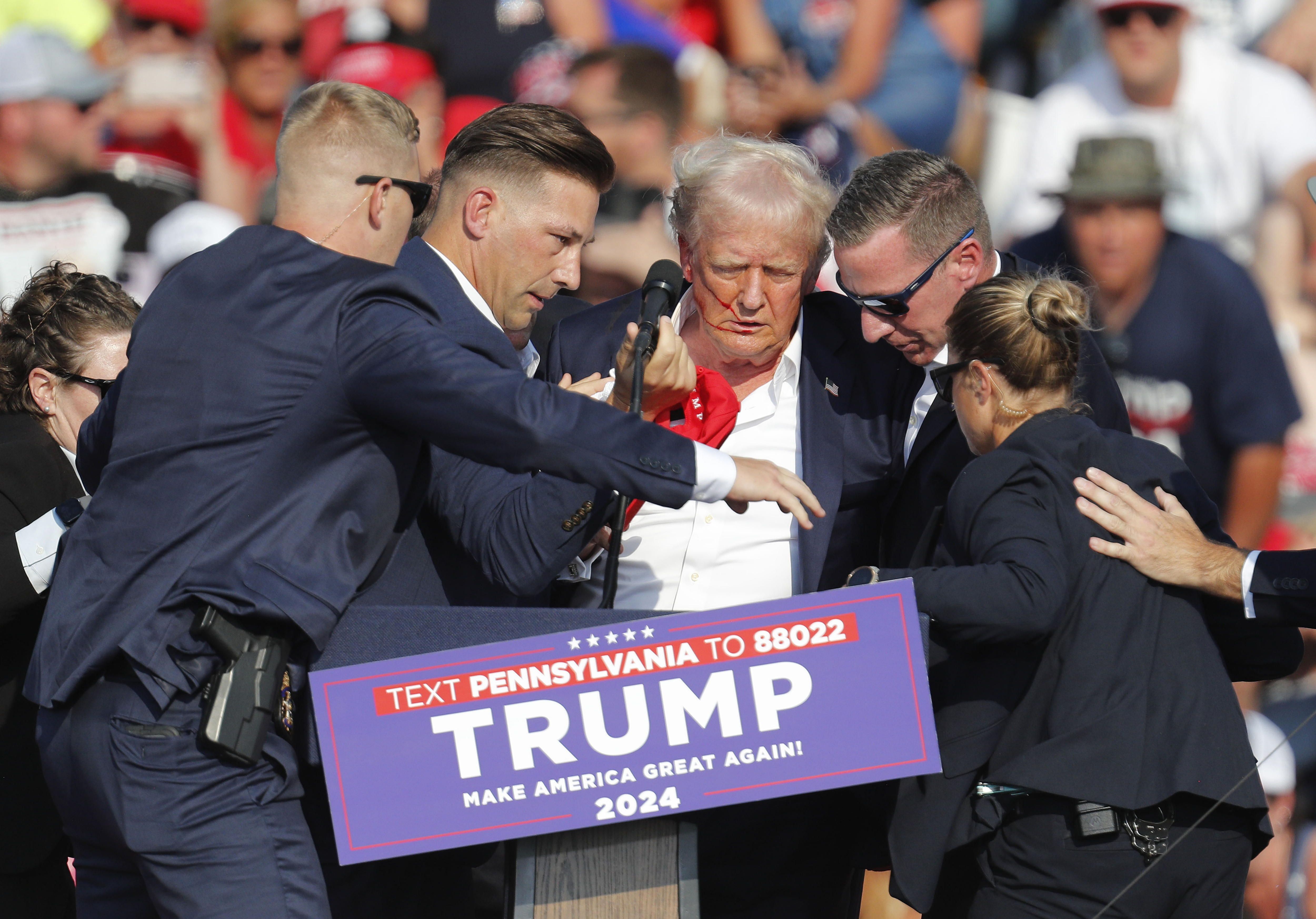 Donald Trump erasoa gertatu eta gutxira, joan den larunbatean. DAVID MAXWELL / EFE
