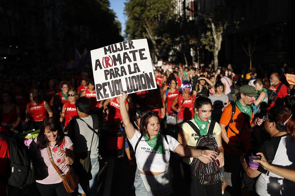 Martxoaren 8an egindako manifestazio bat Argentinako Buenos Aires hiriburuan, iaz. DAVID FERNANDEZ / EFE.