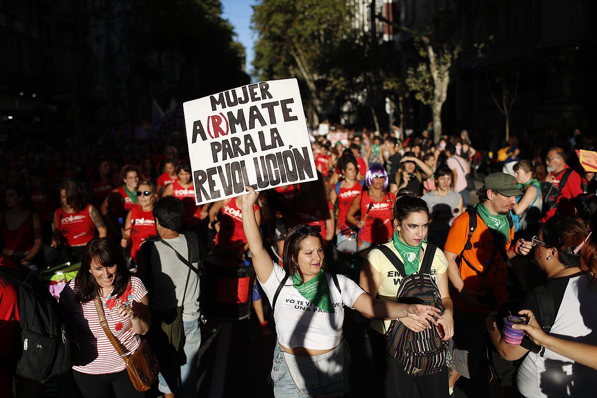 Martxoaren 8an egindako manifestazio bat Argentinako Buenos Aires hiriburuan, iaz. DAVID FERNANDEZ / EFE. Martxoaren 8an egindako manifestazio bat Argentinako Buenos Aires hiriburuan, iaz. DAVID FERNANDEZ / EFE.