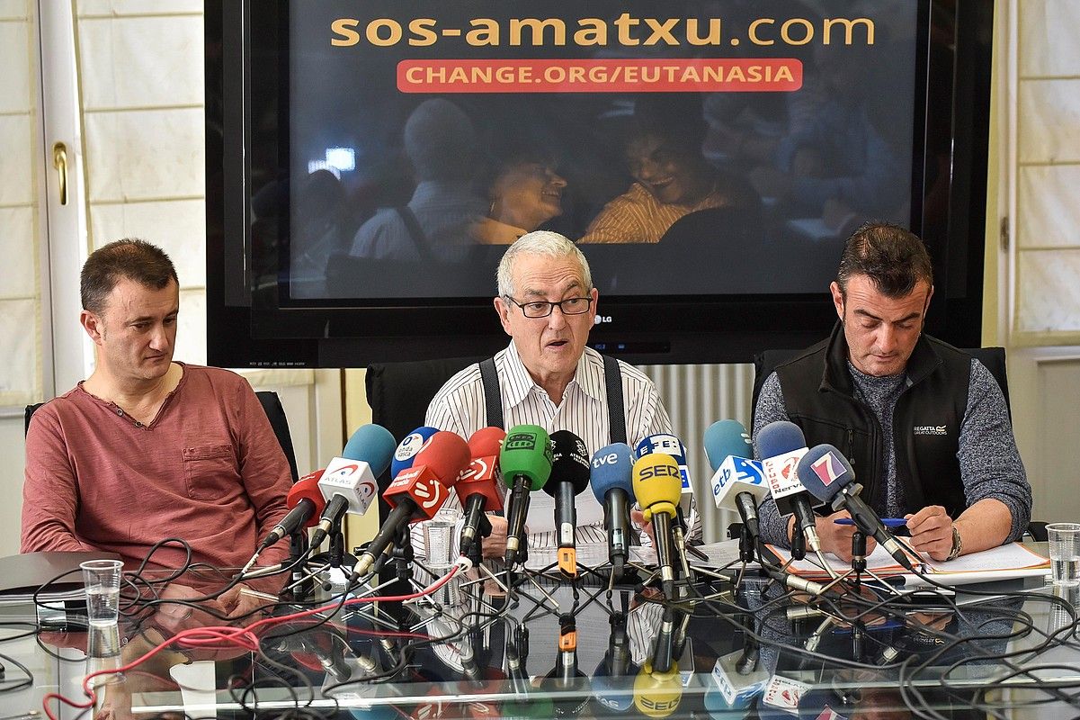 Maribel Tellaetxeren bi semeak, eta erdian, senarra. MIGUEL TOÑA / EFE. Maribel Tellaetxeren bi semeak, eta erdian, senarra. MIGUEL TOÑA / EFE.