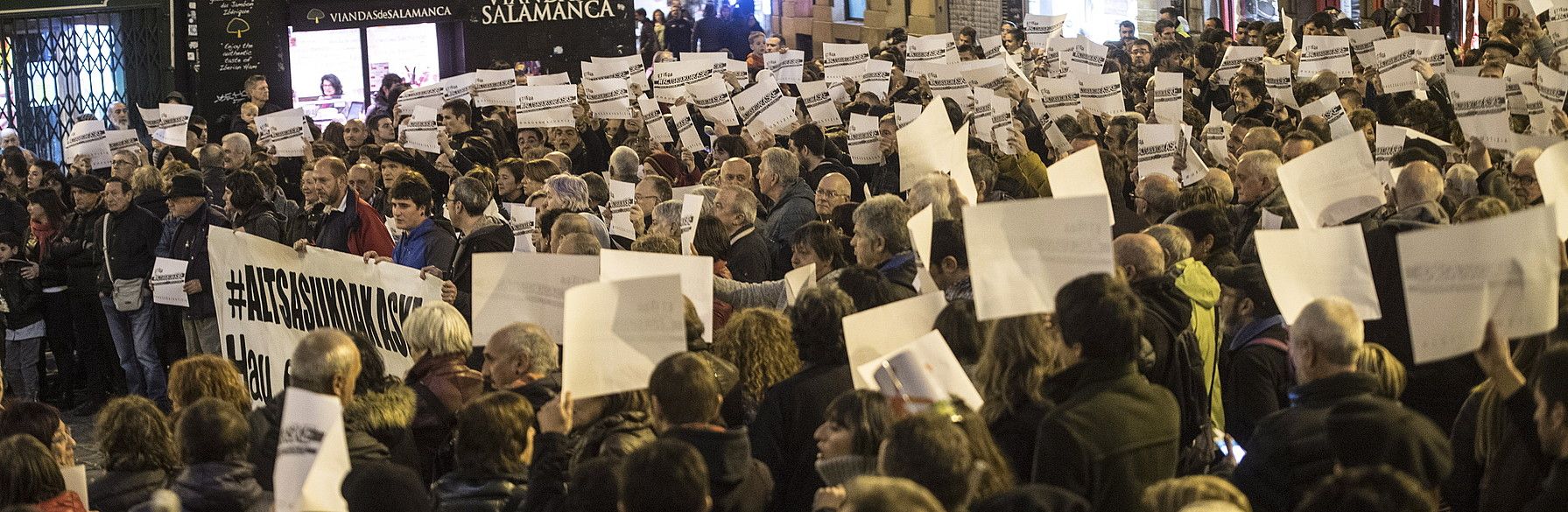Auzitegi Nazionaleko Apelazio Auzitegiaren epaiaren aurka, protesta zaratatsua egin zuten, atzo, Iruñeko Udaletxe plazan. JAGOBA MANTEROLA/ FOKU. Auzitegi Nazionaleko Apelazio Auzitegiaren epaiaren aurka, protesta zaratatsua egin zuten, atzo, Iruñeko Udaletxe plazan. JAGOBA MANTEROLA/ FOKU.