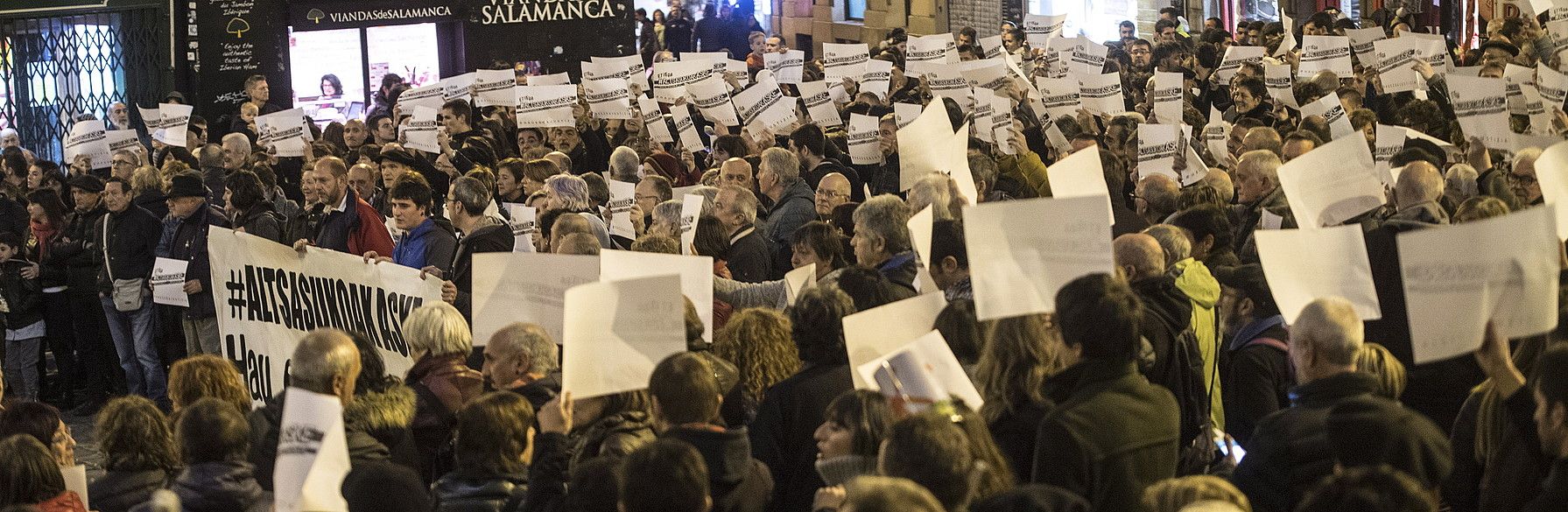 Auzitegi Nazionaleko Apelazio Auzitegiaren epaiaren aurka, protesta zaratatsua egin zuten, atzo, Iruñeko Udaletxe plazan. JAGOBA MANTEROLA/ FOKU.