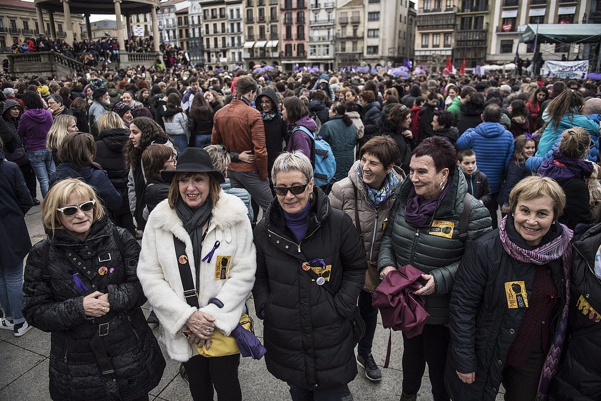 Traktore eta guzi atera dira protesta egitera. #BARRA_ABILDUA#LAB.