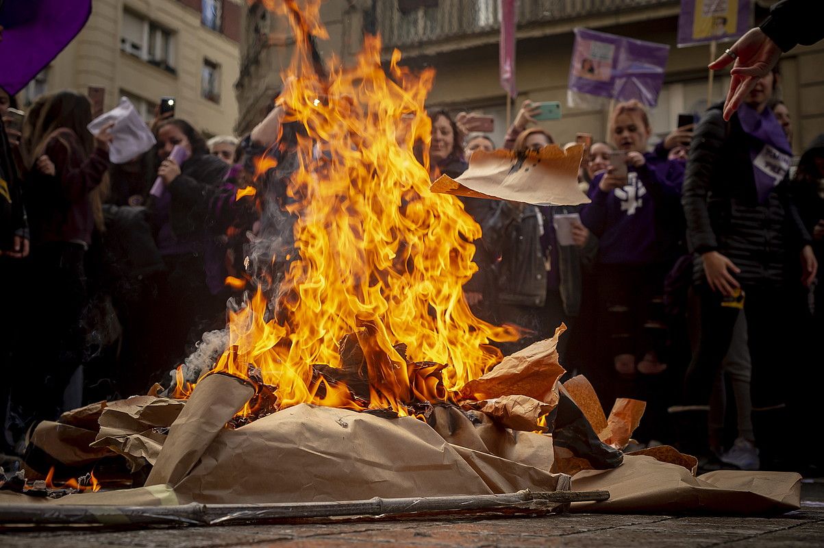 Zumaia. Giza kate alaia egin zuten goizeko mobilizazioetan parte hartu zutenek. UROLA KOSTAKO HITZA.