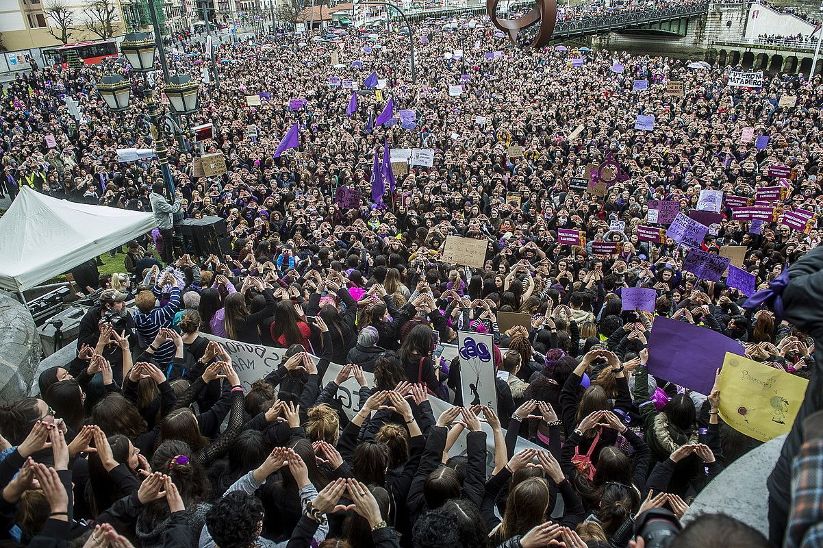 MIlaka emakumek parte hartu zuten ostiralean Euskal Herri osoan izandako mobilizazio feministetan; irudian, Bilboko manifestazioaren amaiera, eguerdian. L. JAUREGIALTZO / FOKU.