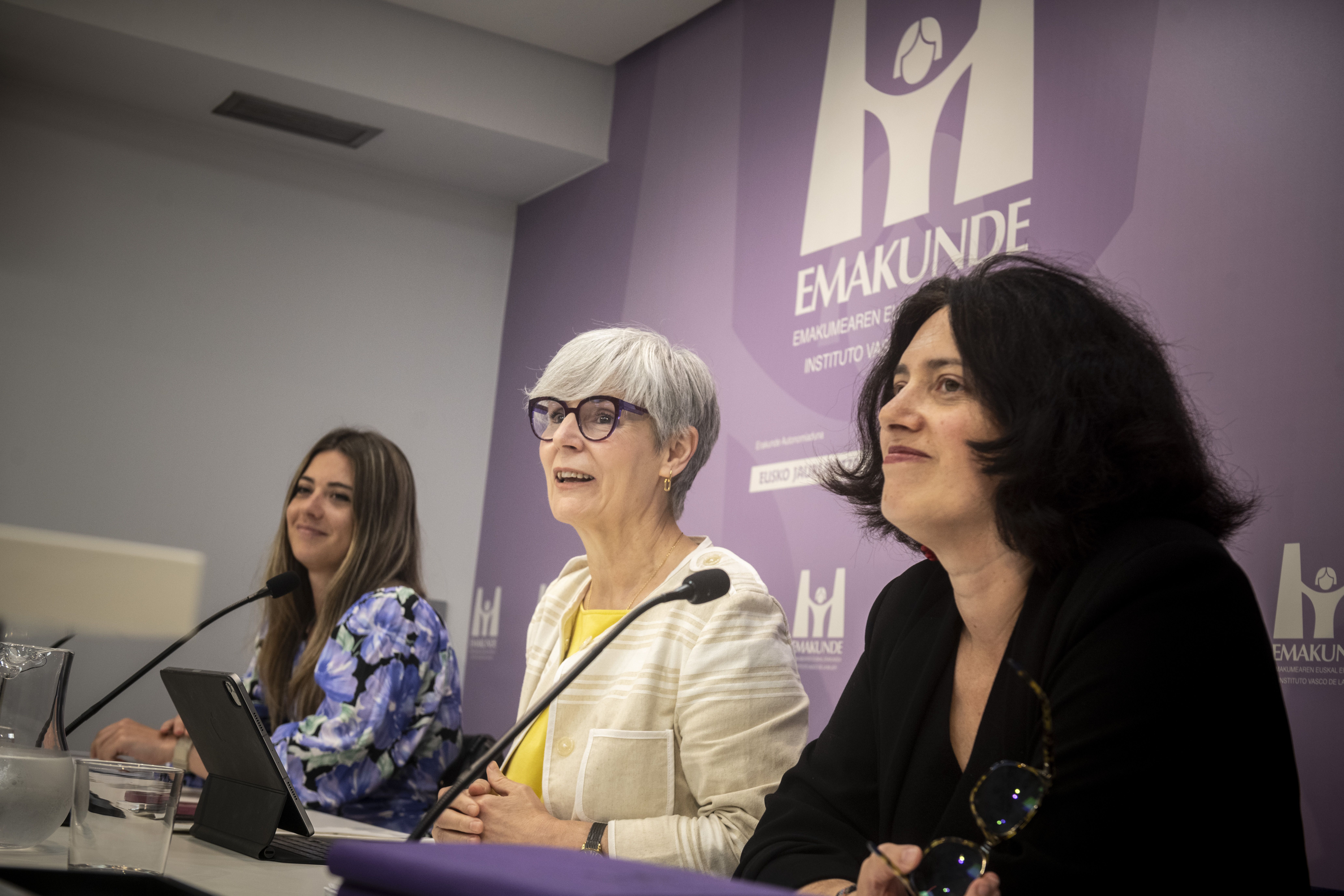Laura Macia, Miren Elgarresta eta Ana Estevez, gaur goizean, Gasteizen. JAIZKI FONTANEDA / FOKU