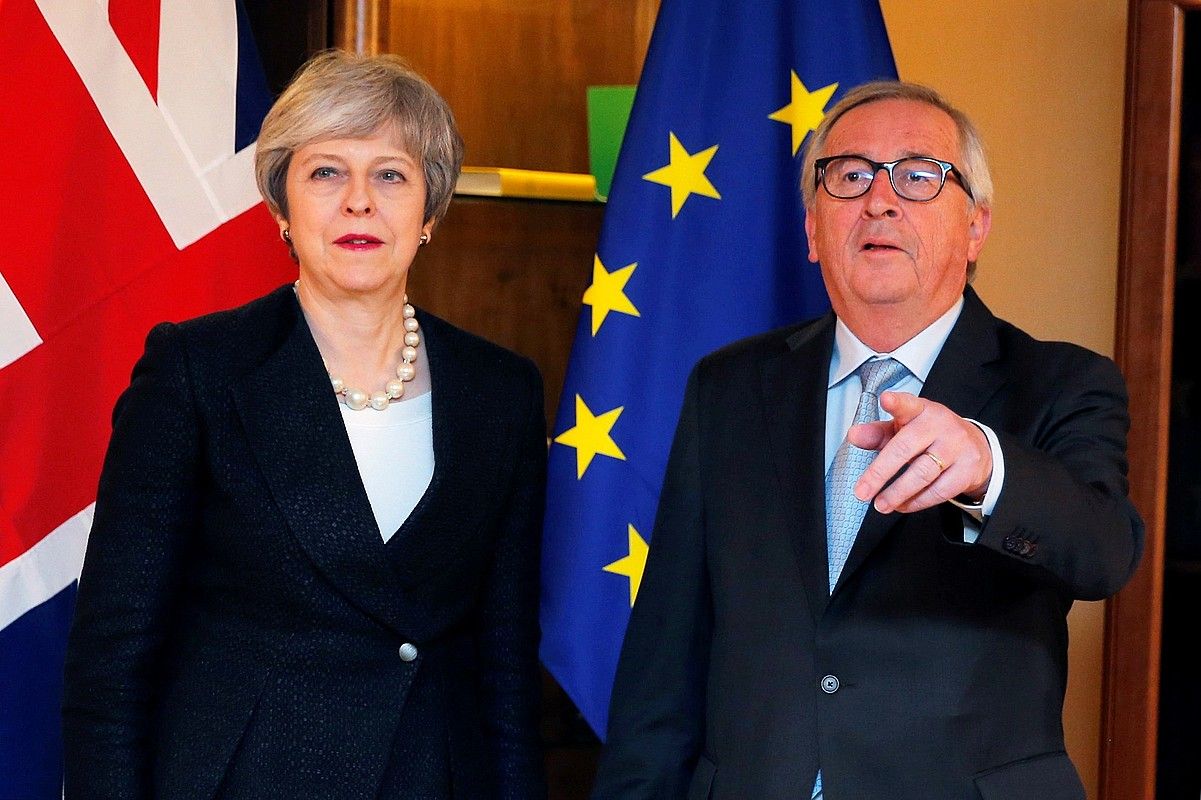 Theresa May Erresuma Batuko lehen ministroa eta Jean Claude Juncker Europako Batzordeko presidentea, atzo gauean, Estrasburgon. VINCENT KESSLER / EFE.