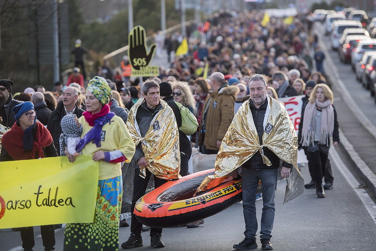 Errefuxiatuei harrera duina ematearen aldeko mobilizazio bat, Irunen, iragan urtarrilean. GORKA RUBIO / FOKU. Errefuxiatuei harrera duina ematearen aldeko mobilizazio bat, Irunen, iragan urtarrilean. GORKA RUBIO / FOKU.