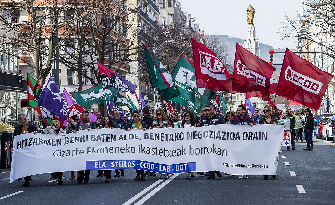 Bilbon atzo egin zuten manifestazioaren burua. LUIS JAUREGIALTZO / FOKU. Bilbon atzo egin zuten manifestazioaren burua. LUIS JAUREGIALTZO / FOKU.
