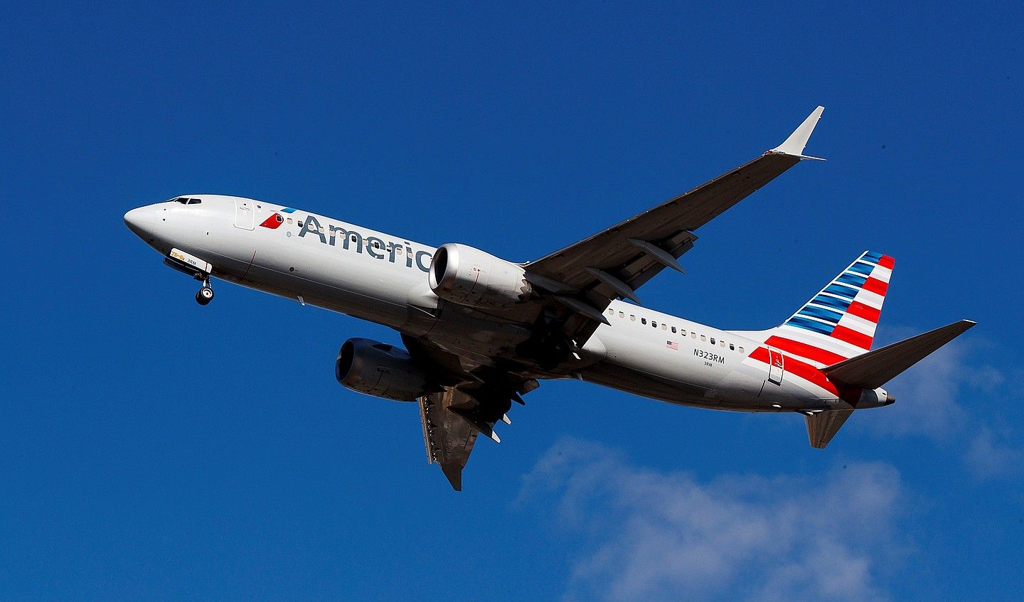 Boeing 737 Max 8 hegazkin bat aireratzen, atzo, New Yorken. AEBetan ez dute debekatu hegaldirik. JUSTIN LANE / EFE.