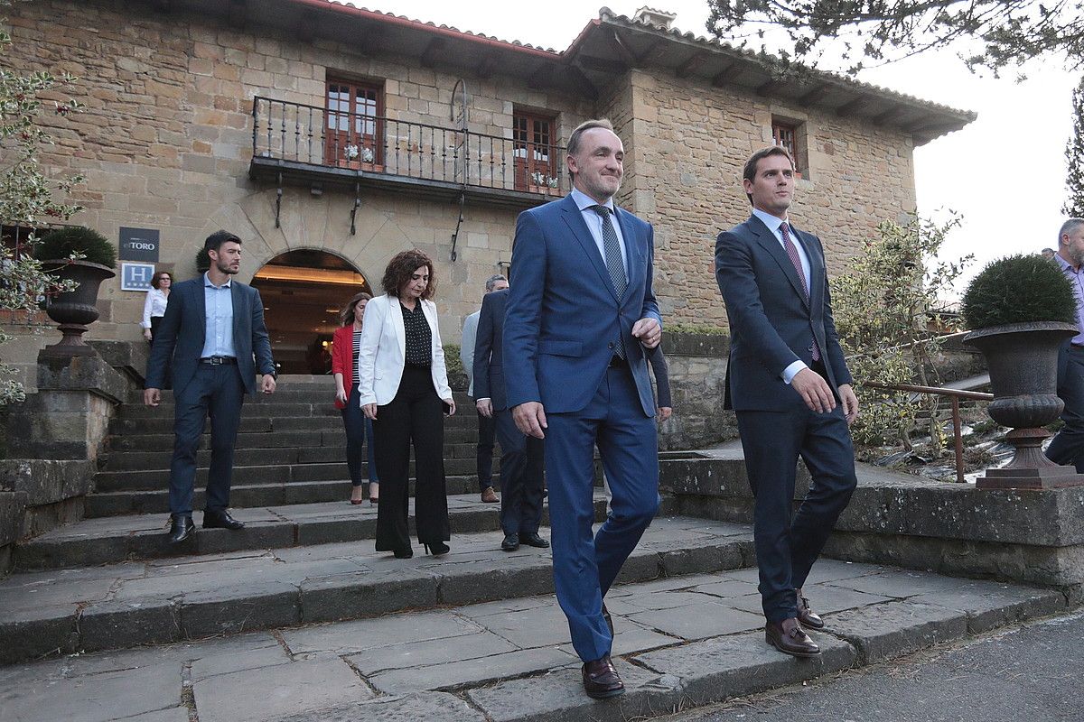 Hogei minutuan, akordioa izenpetu, hitzaldiak egin, eta El Toro hoteletik atera ziren Javier Esparza UPNko presidentea eta Albert Rivera Ciudadanoseko presidentea. ENDIKA PORTILLO / FOKU. Hogei minutuan, akordioa izenpetu, hitzaldiak egin, eta El Toro hoteletik atera ziren Javier Esparza UPNko presidentea eta Albert Rivera Ciudadanoseko presidentea. ENDIKA PORTILLO / FOKU.