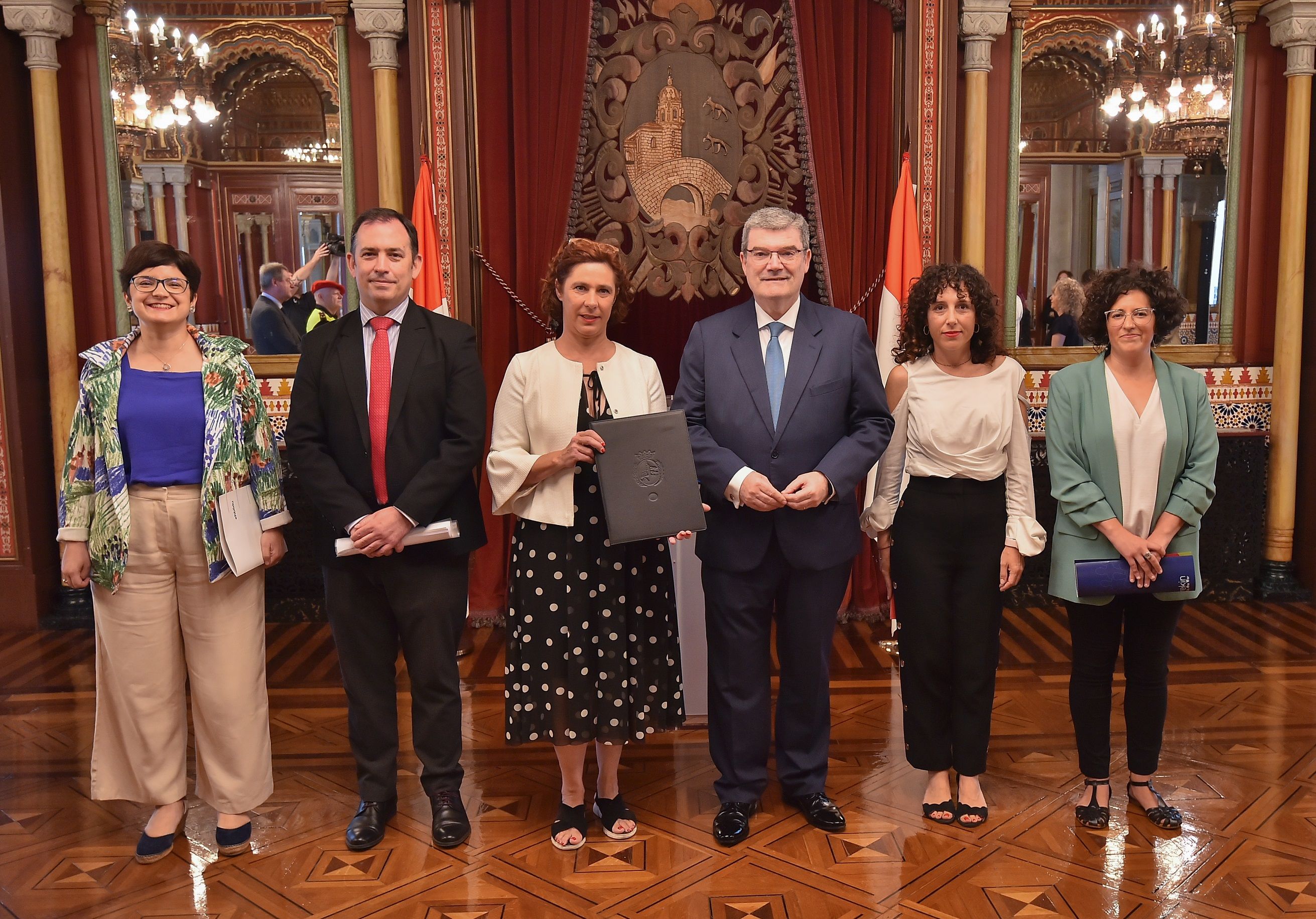 EH Bilduko Maria del Rio, EAJko Asier Abaunza, Amaia Arregi Segurtasun zinegotzia, Juan Mari Aburto alkatea, PSE-EEko Nora Abete eta Elkarrekin Bilboko Ana Viñals, astelehenean, Bilboko udaletxeko Arabiar aretoan. BIZKAIKO HITZA