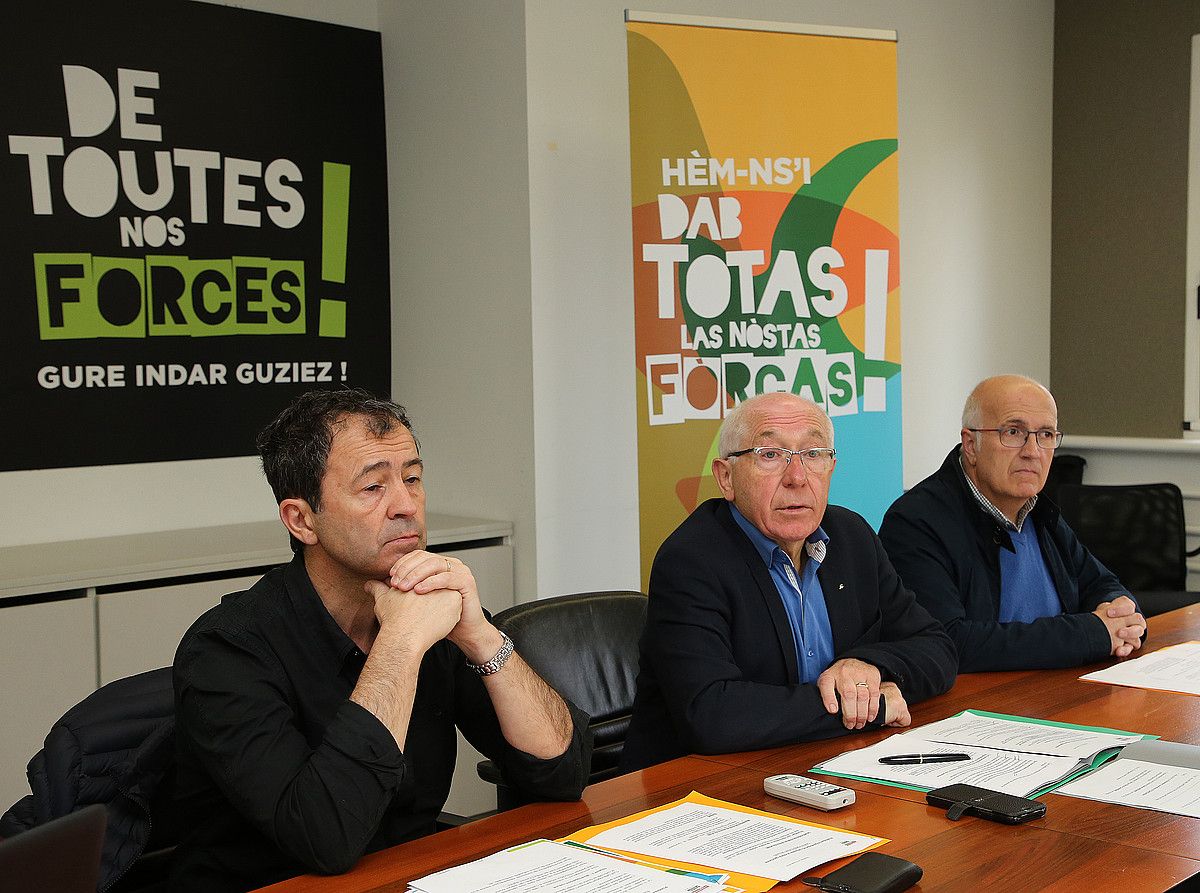 Karrere, Etxegarai eta Arrabit, atzo goizean, Euskal Elkargoaren egoitzan, Baionan. BOB EDME. Karrere, Etxegarai eta Arrabit, atzo goizean, Euskal Elkargoaren egoitzan, Baionan. BOB EDME.