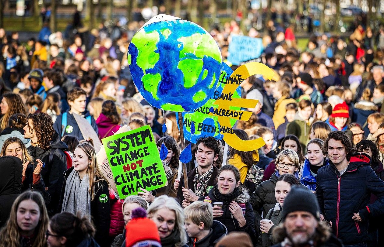 Otsailean Herbereetako ikasleek klima aldaketaren kontra egindako protesta bat. REMKO DE WAAL / EFE.