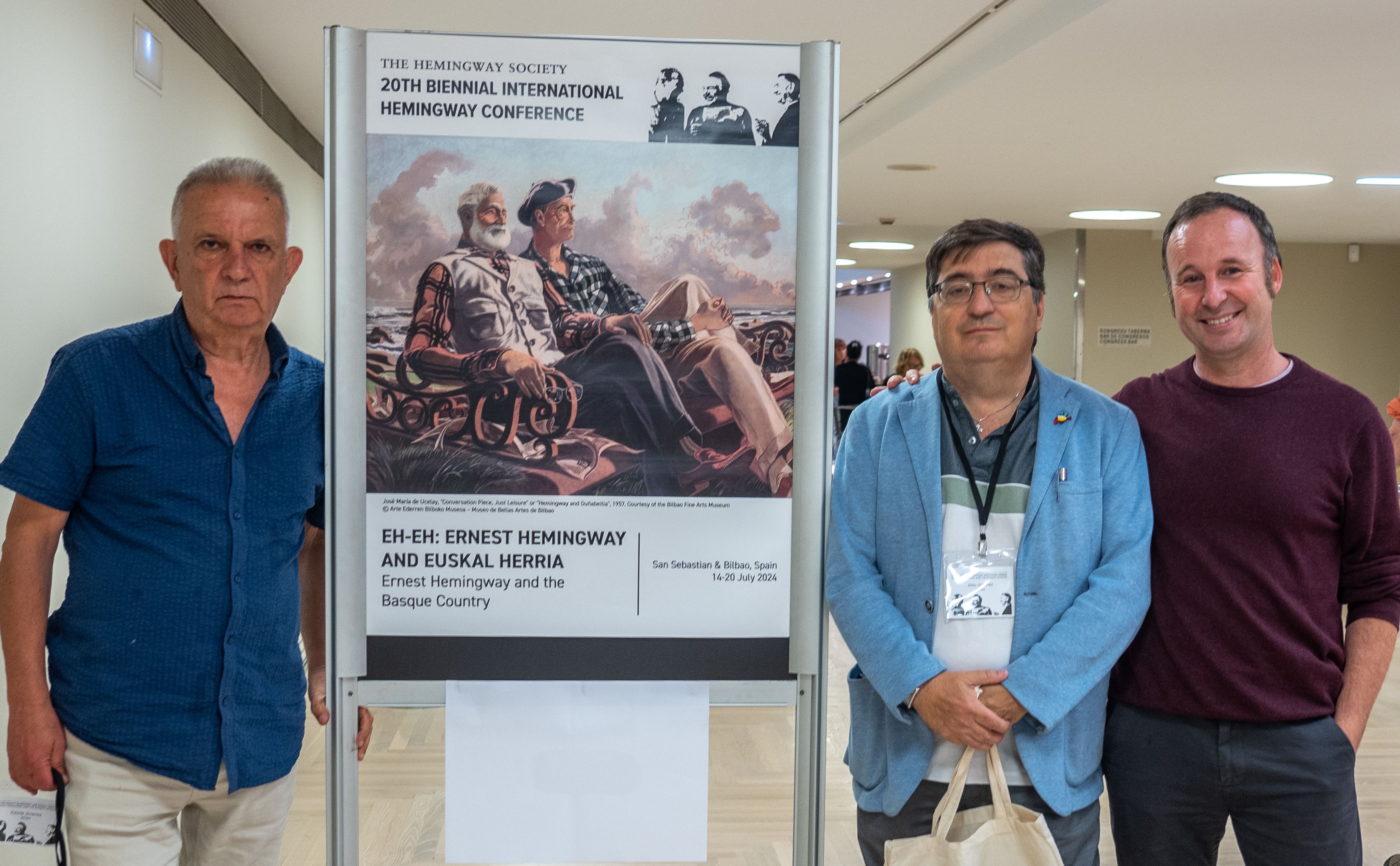 Edorta Jimenez, Josu Jimenez eta Ibai Iztueta, Hemingwayri buruzko hitzaldiaren aurretik, atzo, Donostian. ANDONI CANELLADA / FOKU