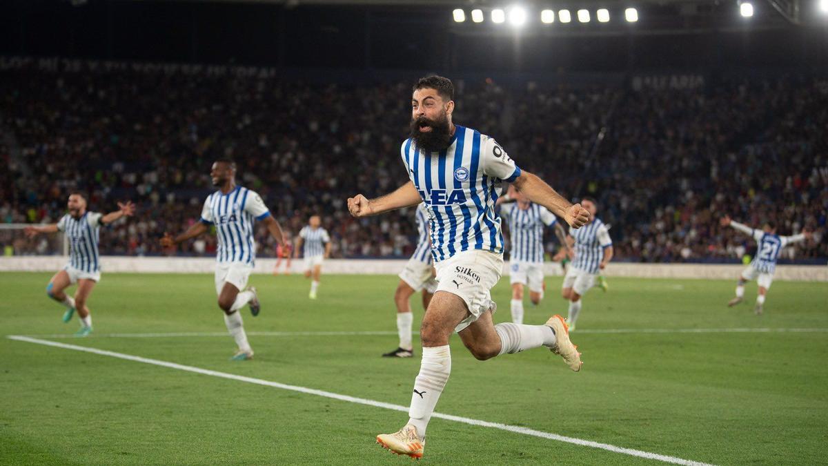 Asier Villalibre, Espainiako Lehen Mailara igotzeko sartu zuen gola ospatzen. ALAVES