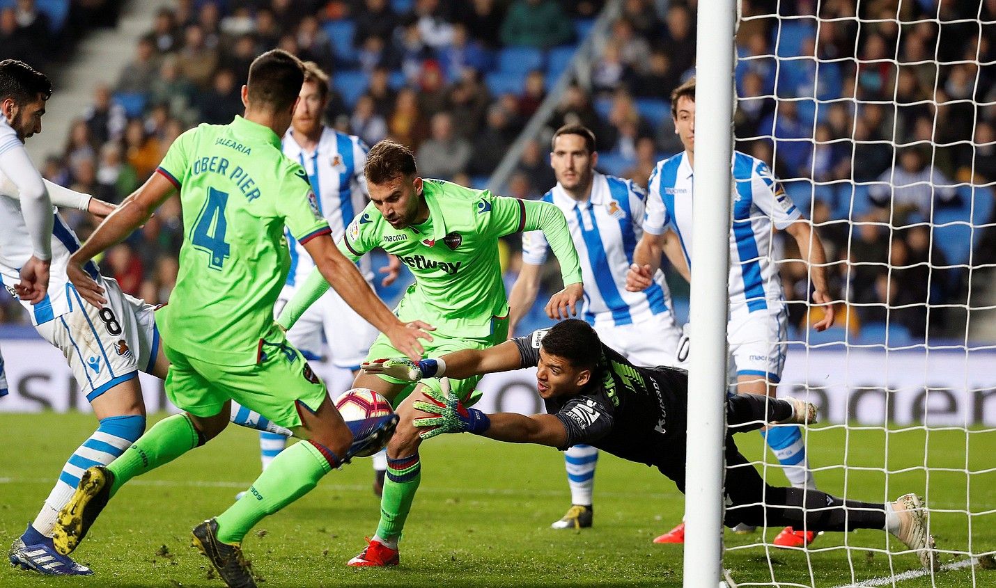 Geronimo Rulli, baloiarekin egin nahian. Levanteren golean ezer egin ezinik geratu zen atezain argentinarra. JUAN HERRERO/EFE. Geronimo Rulli, baloiarekin egin nahian. Levanteren golean ezer egin ezinik geratu zen atezain argentinarra. JUAN HERRERO/EFE.