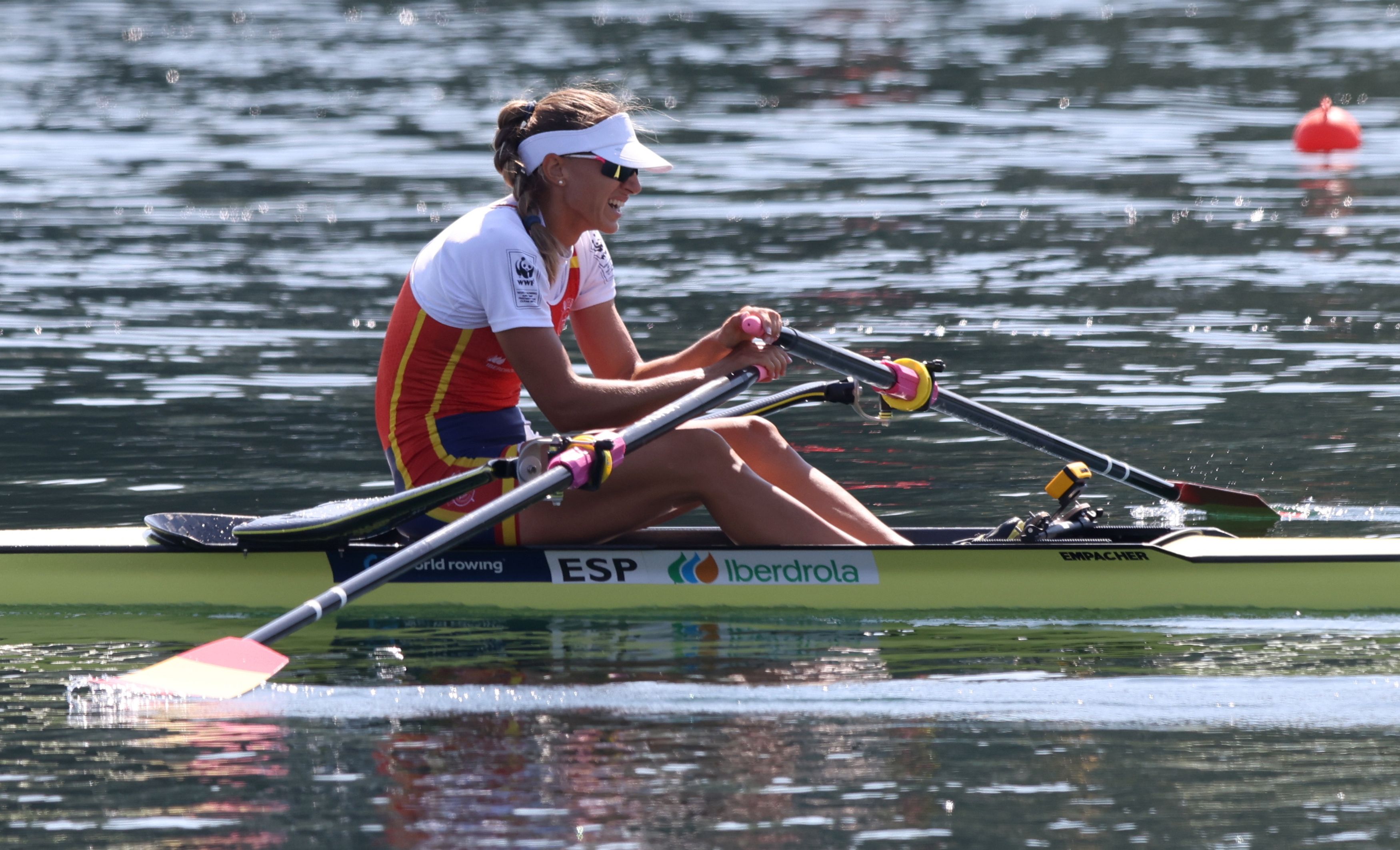 Virginia Diaz arraunlaria estropada bat hasteko zain. ANDREJ CUKIC / EFE