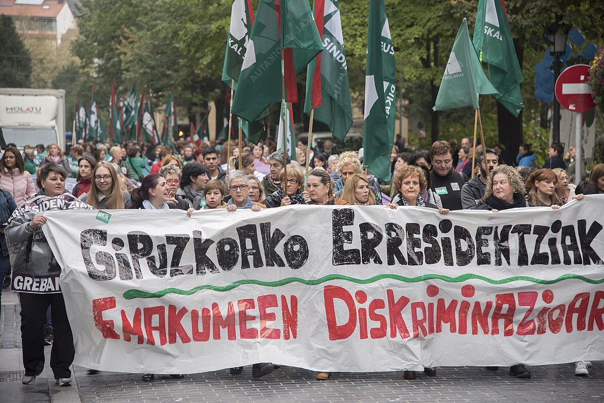 Gipuzkoako zahar etxeetako gatazkaren harira ELAk deitutako protestetako bat. ANDONI CANELLADA / FOKU. Gipuzkoako zahar etxeetako gatazkaren harira ELAk deitutako protestetako bat. ANDONI CANELLADA / FOKU.