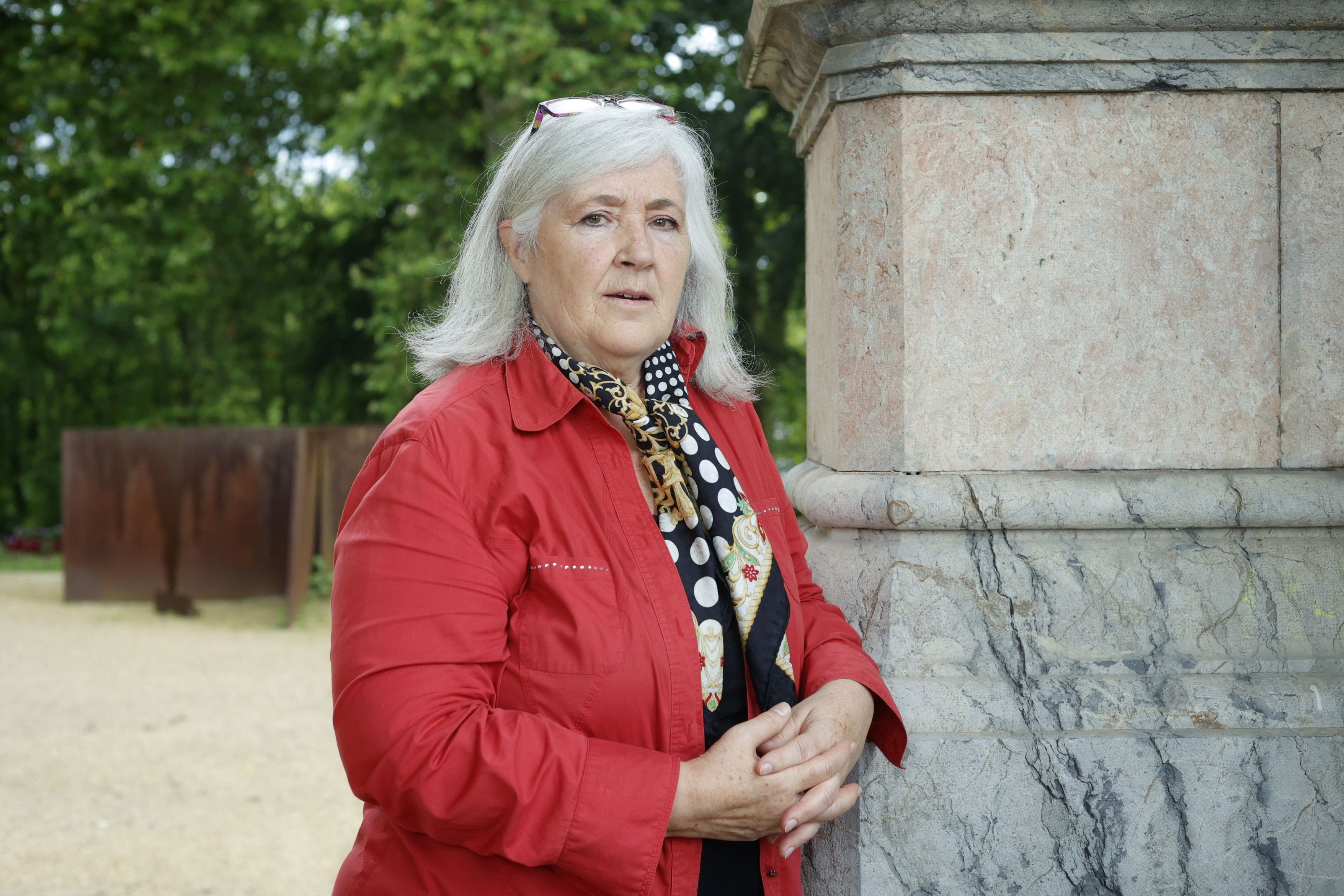 Ruth Alonso epailea, astelehenean, Donostiako Miramar jauregiaren atarian. MAIALEN ANDRES / FOKU