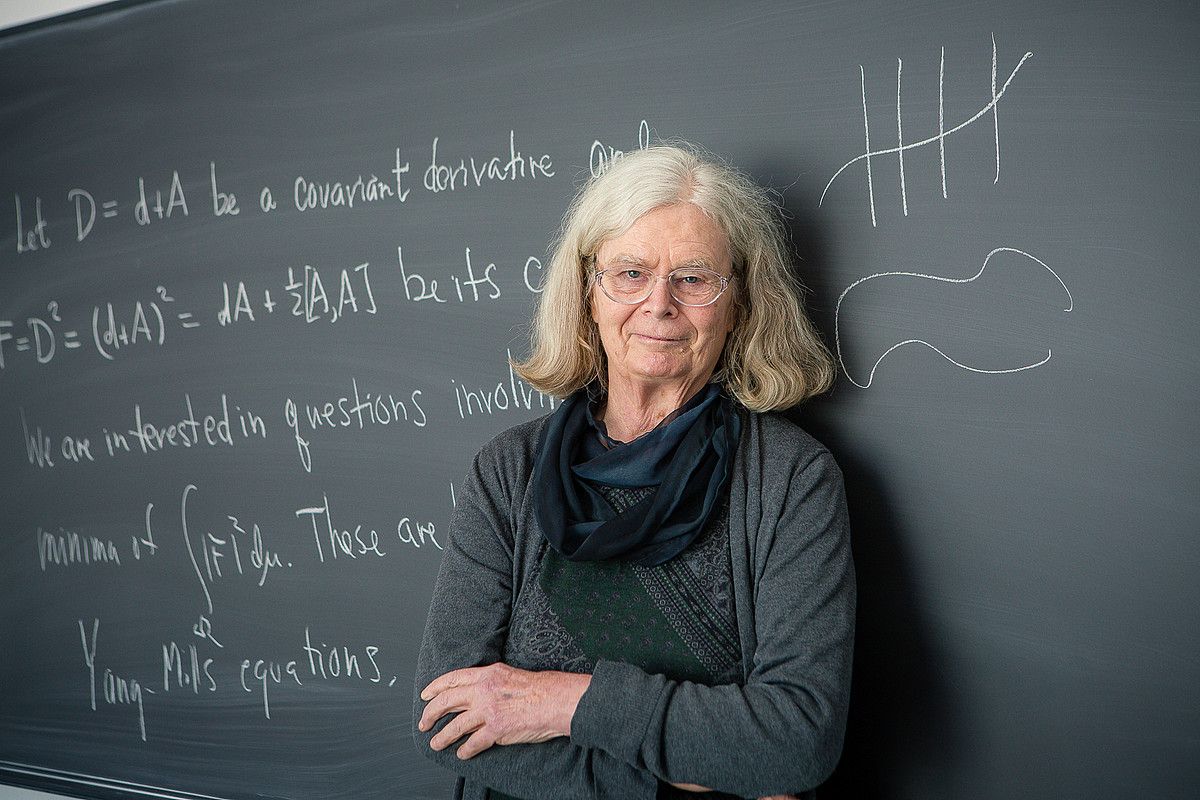 Karen Uhlenbeck matematikaria, arbel baten aurrean. ANDREA KANE / INSTITUTE FOR ADVANCED STUDY.