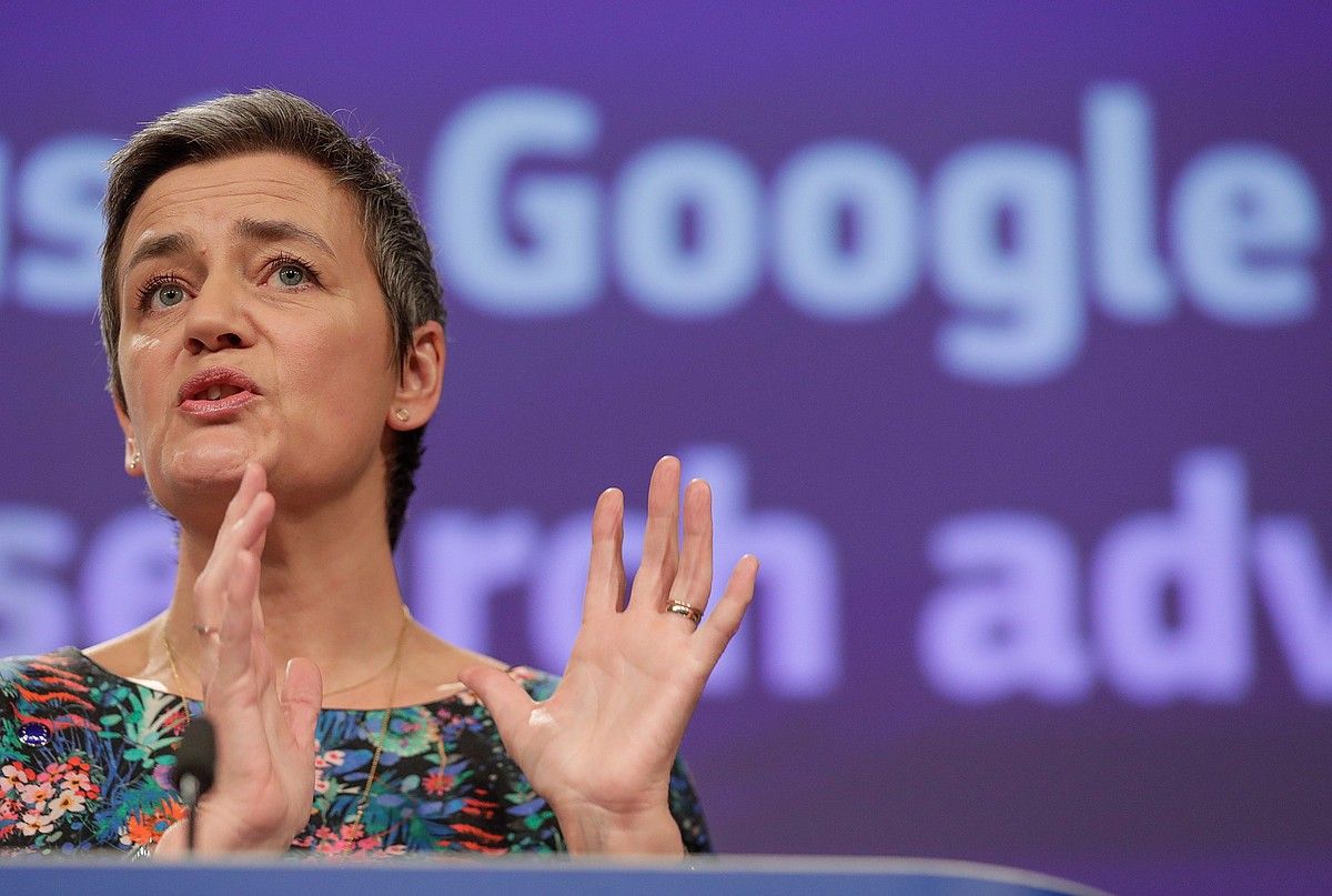 Margrethe Vestager Europako Batzordeko Lehia komisarioa, atzo, Googleri buruzko azalpenak ematen. STEPHANIE LECOCQ / EFE. Margrethe Vestager Europako Batzordeko Lehia komisarioa, atzo, Googleri buruzko azalpenak ematen. STEPHANIE LECOCQ / EFE.