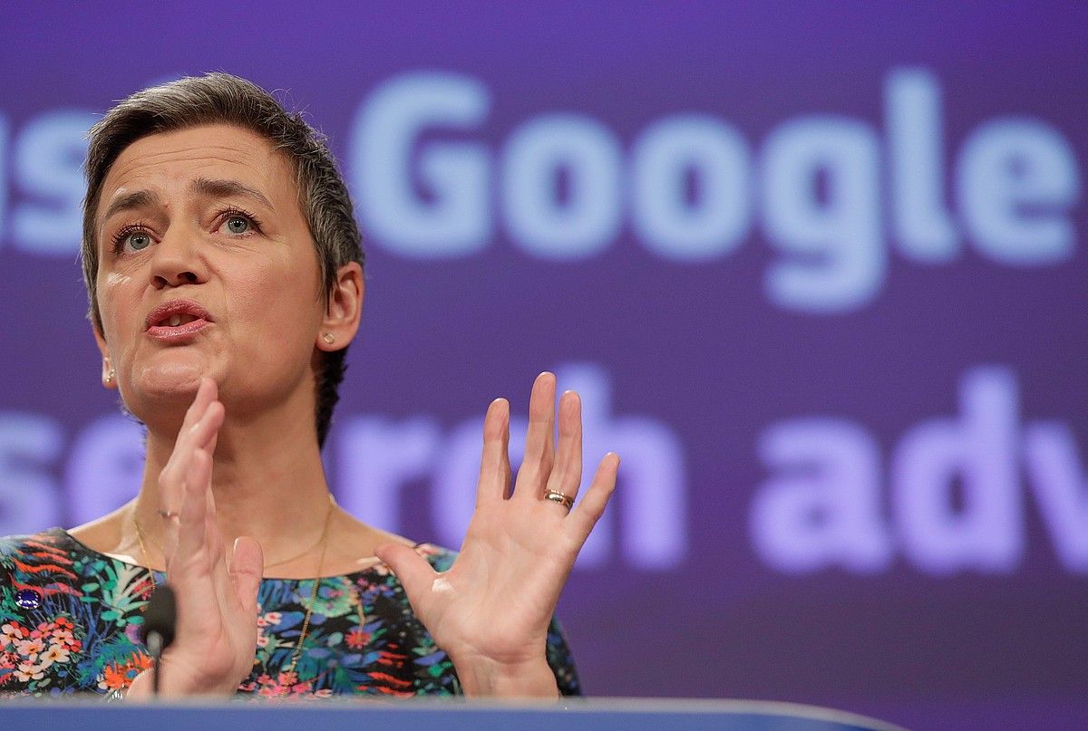 Margrethe Vestager Europako Batzordeko Lehia komisarioa, atzo, Googleri buruzko azalpenak ematen. STEPHANIE LECOCQ / EFE.