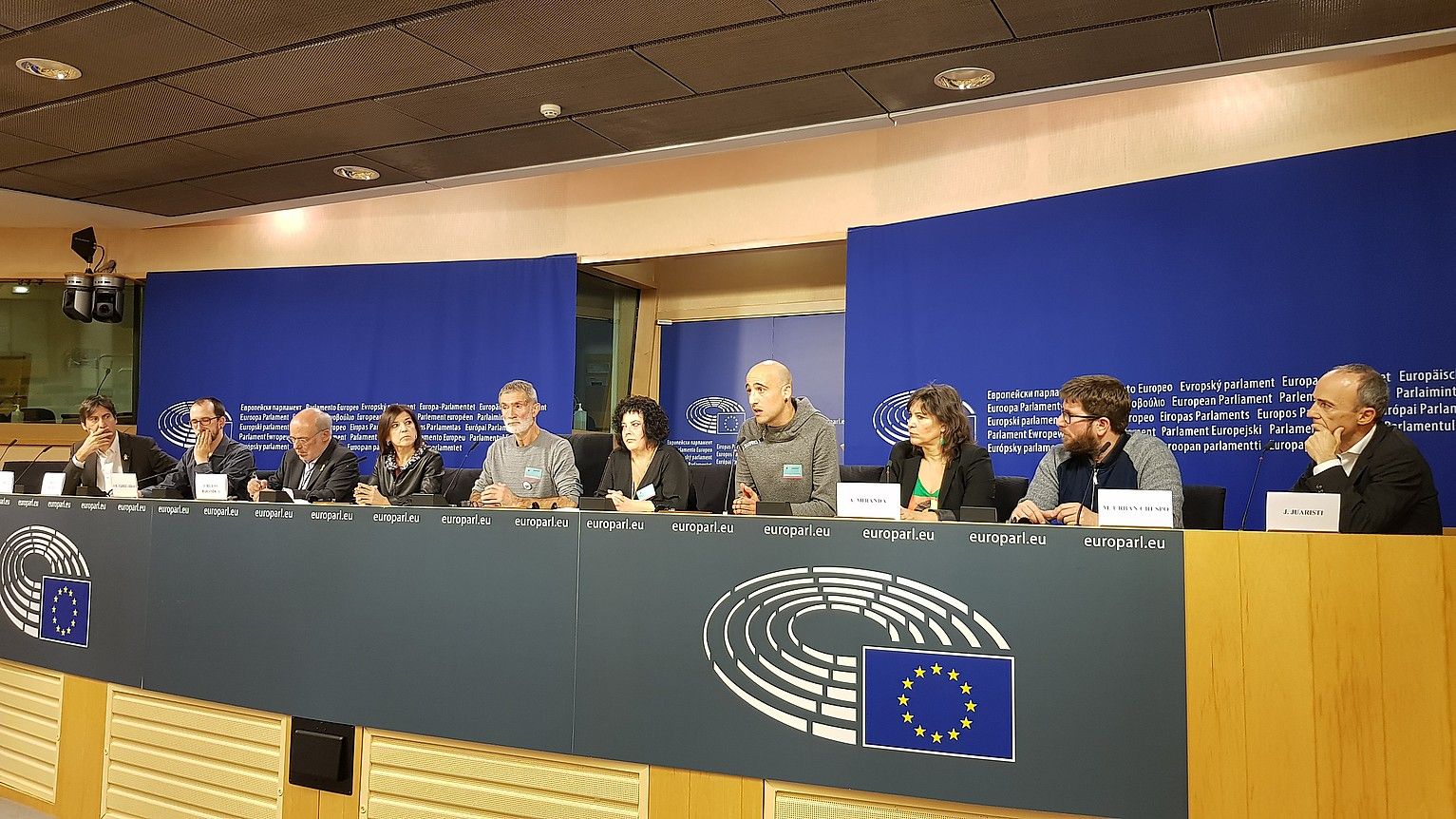 Altsasuko Gurasoak plataformako kideak, atzo, Bruselan egindako agerraldian. BERRIA. Altsasuko Gurasoak plataformako kideak, atzo, Bruselan egindako agerraldian. BERRIA.