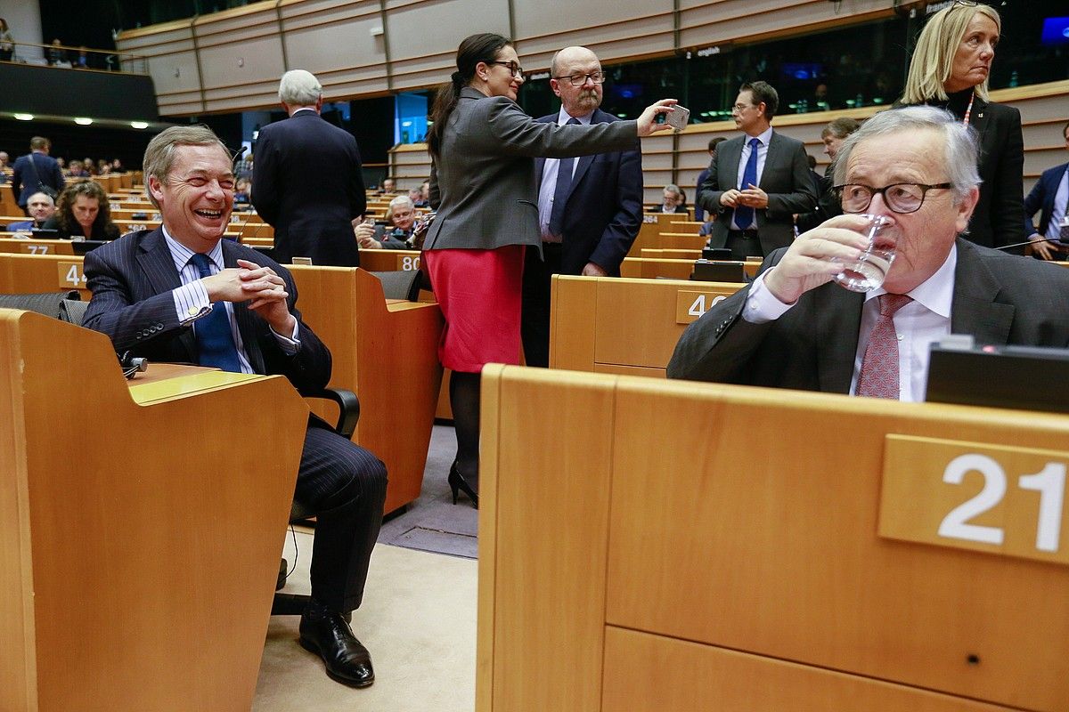 Nigel Farage UKIPeko diputatua eta Jean-Claude Juncker Europako Batzordeko presidentea, joan den urtarrilean, Europako Parlamentuan. STEPHANIE LECOCQ / EFE.