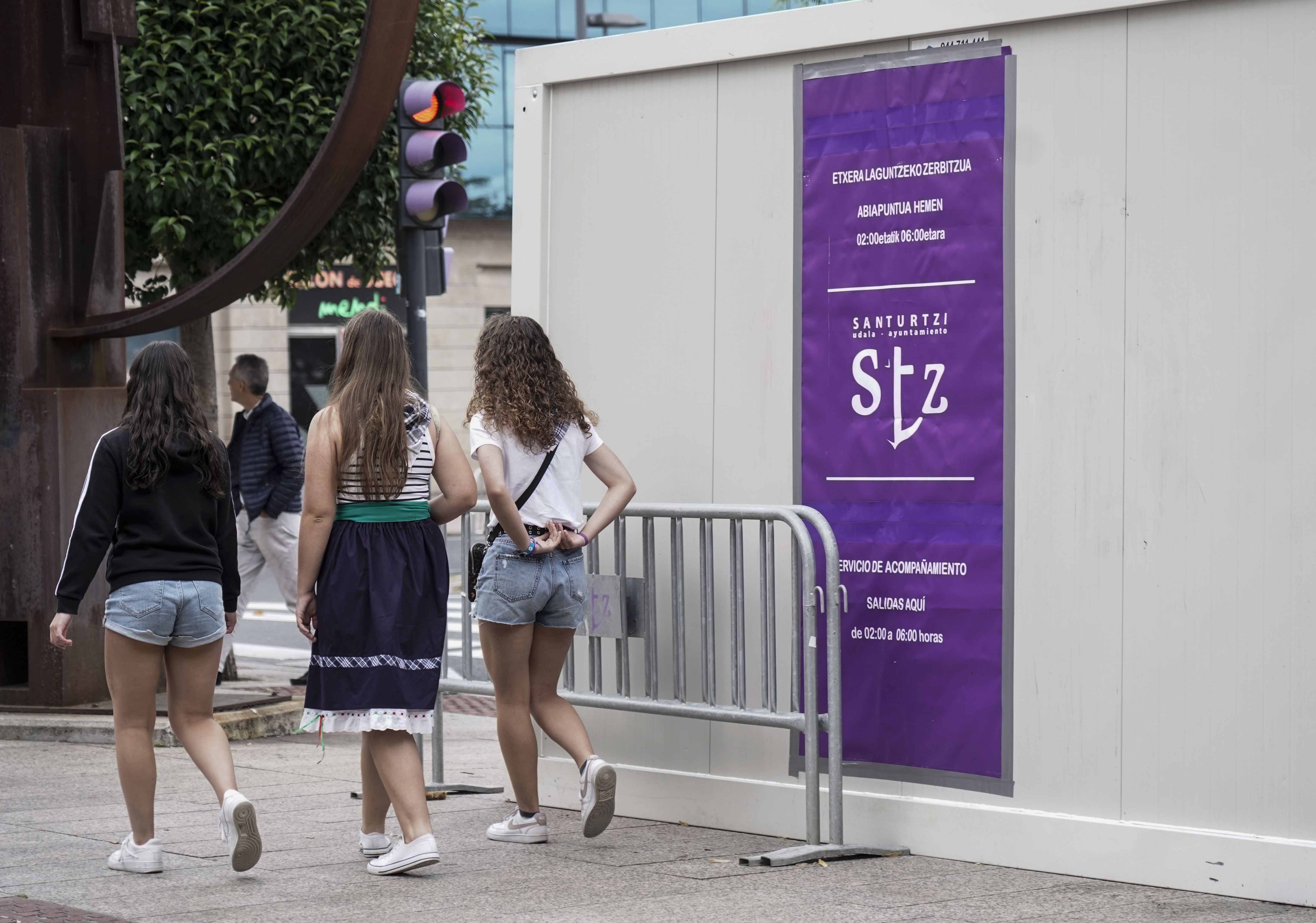 Santurtziko Udalak antolatu duen dispositiboa bizilagunak gauez etxera laguntzeko, herriko parkean, joan den ostiralean. MARISOL RAMIREZ / FOKU
