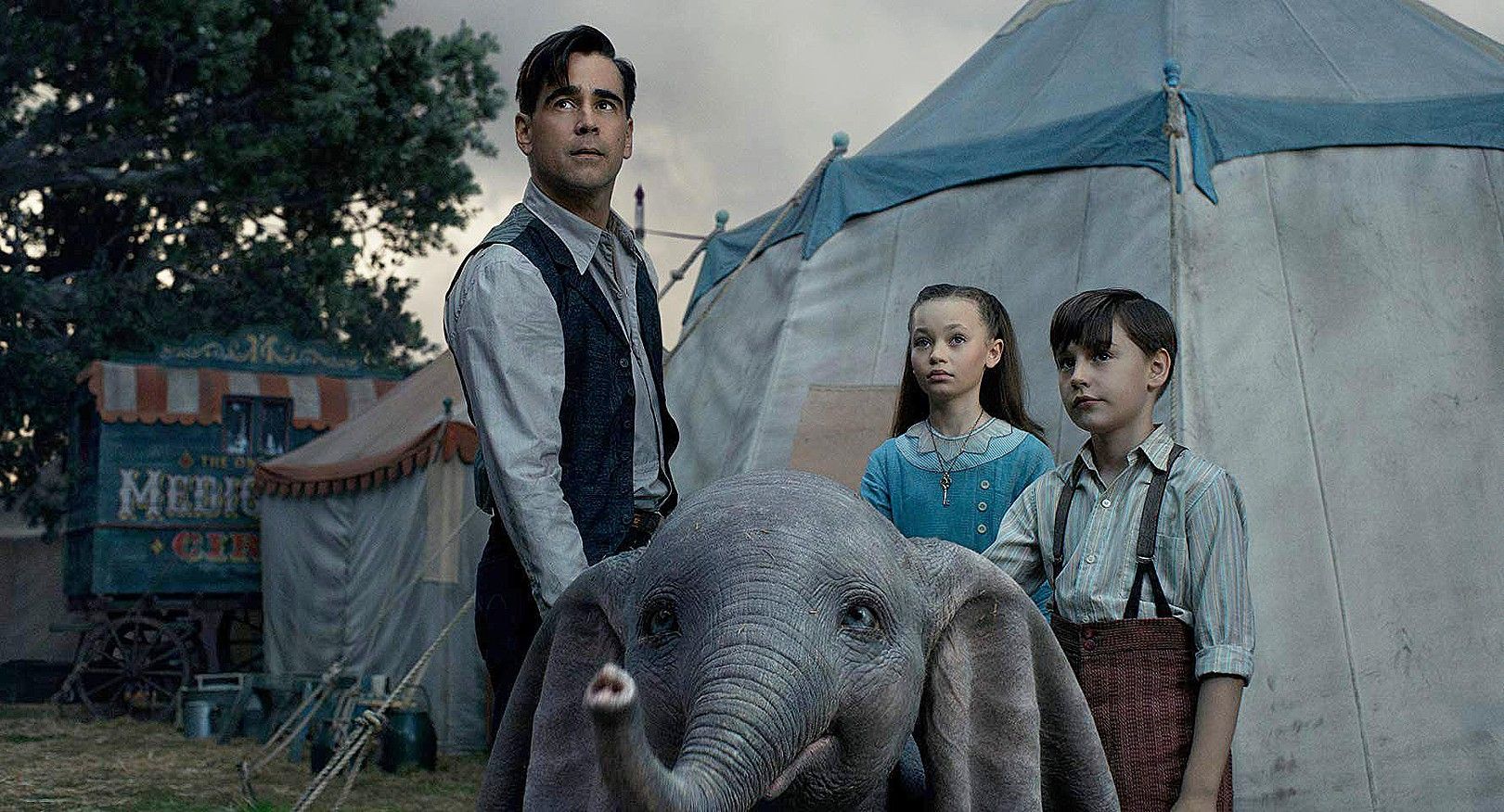 Colin Farrell, Nico Parker eta Finley Hobbins aktoreak, Dumbo filmaren eszena batean. BERRIA.